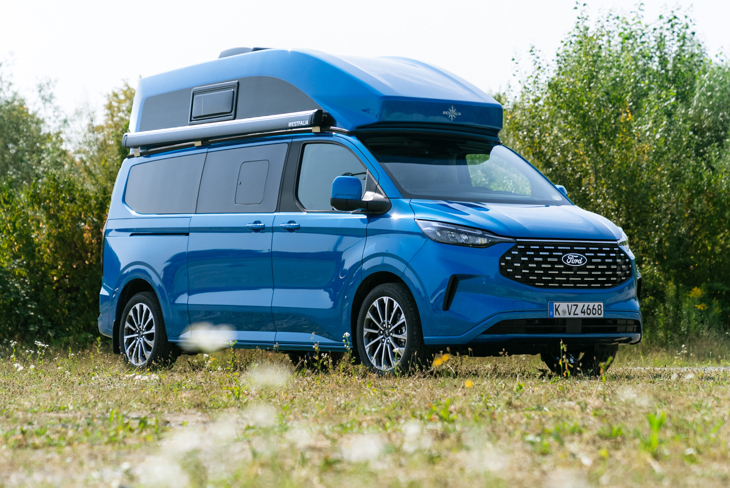 <b> Hochdach </b> <br> in Wagenfarbe lackiert mit beidseitigem Kleiderschrank, zusätzlichem Stauraum und 4 großen Fenstern (2x seitlich, 1x hinten und 1x oben)