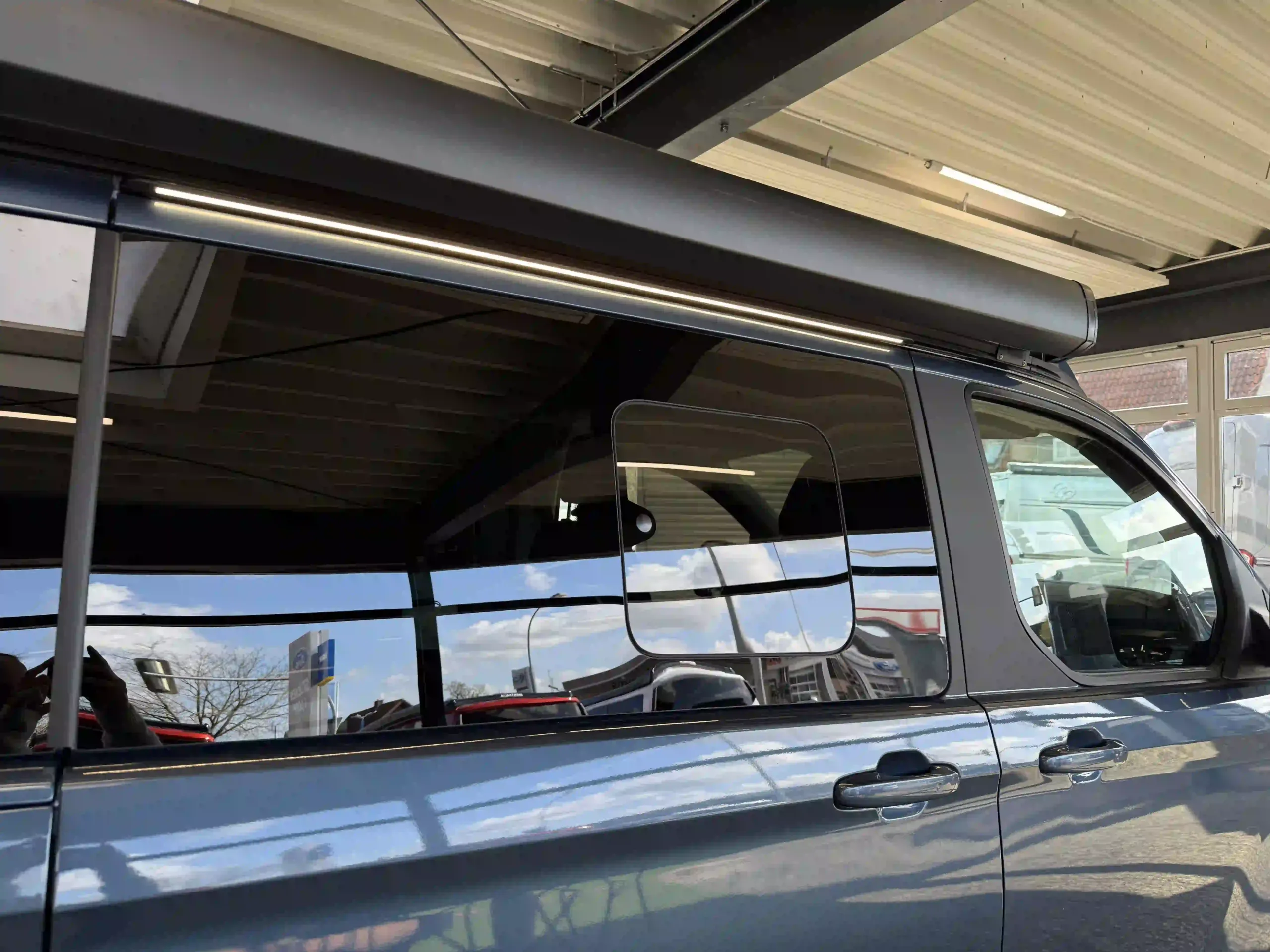 <b>LED Einstiegsbeleuchtung mit Regenablaufrinne</b> <br> für kleinere Wohnmobile / Minivans