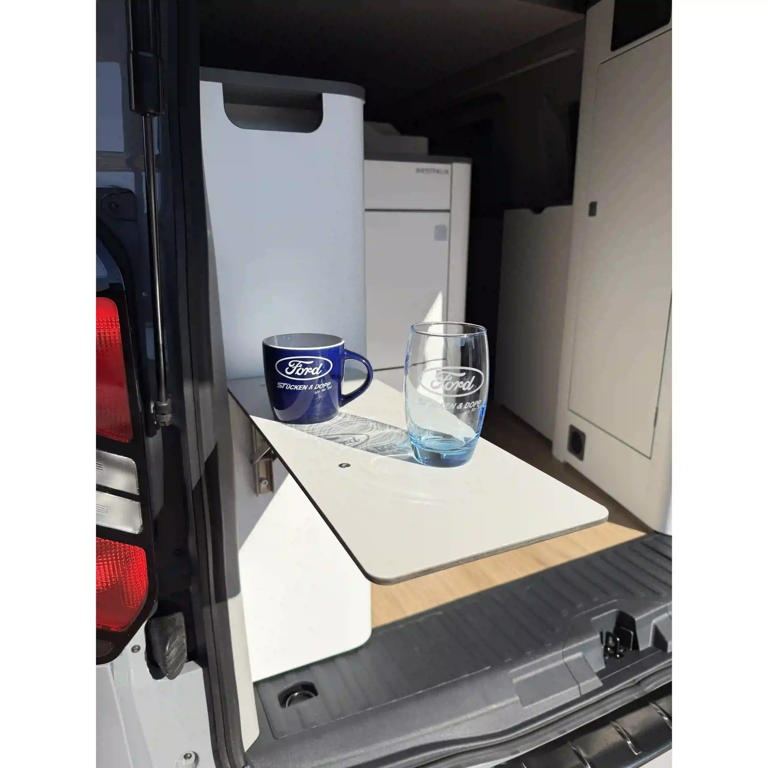 <b>Klappbarer Hecktisch</b> <br>in weiß oder schwarz