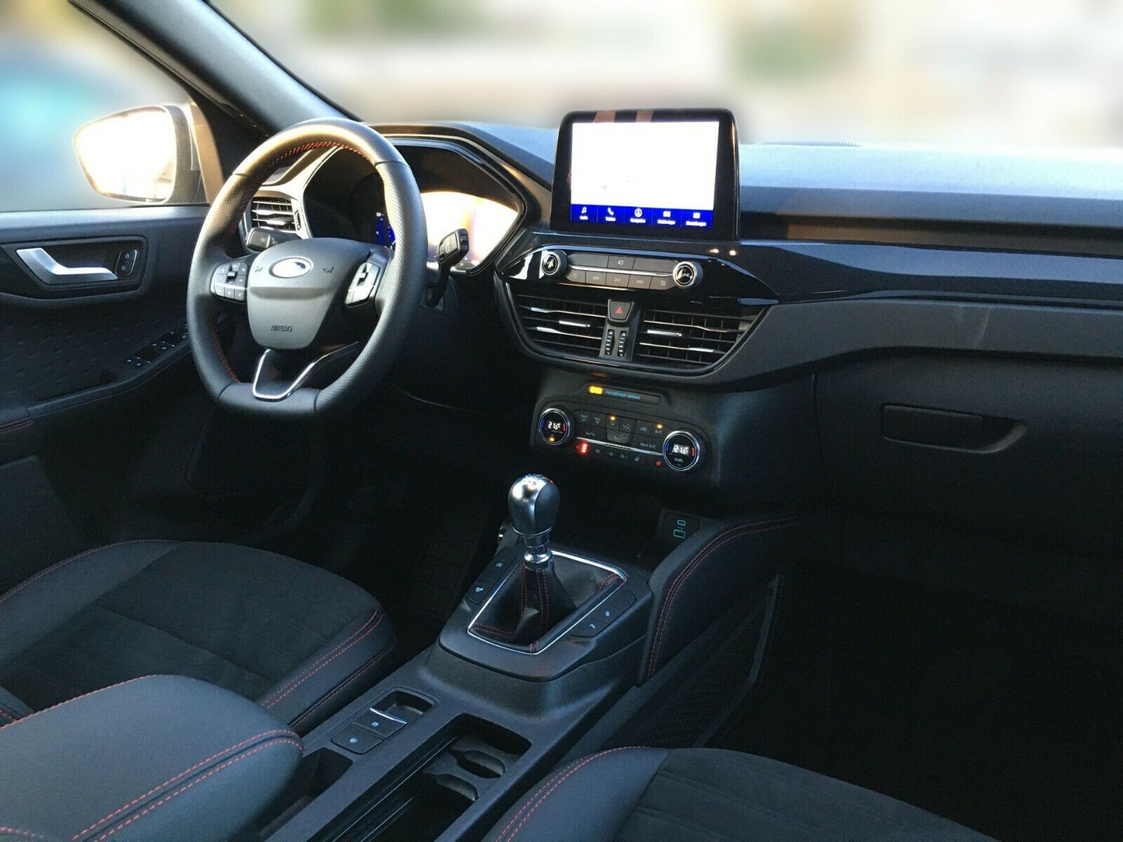Fahrzeugabbildung Ford Kuga 2.0 EcoBlue Hybrid ST-Line X+LED+ACC+AHK+..