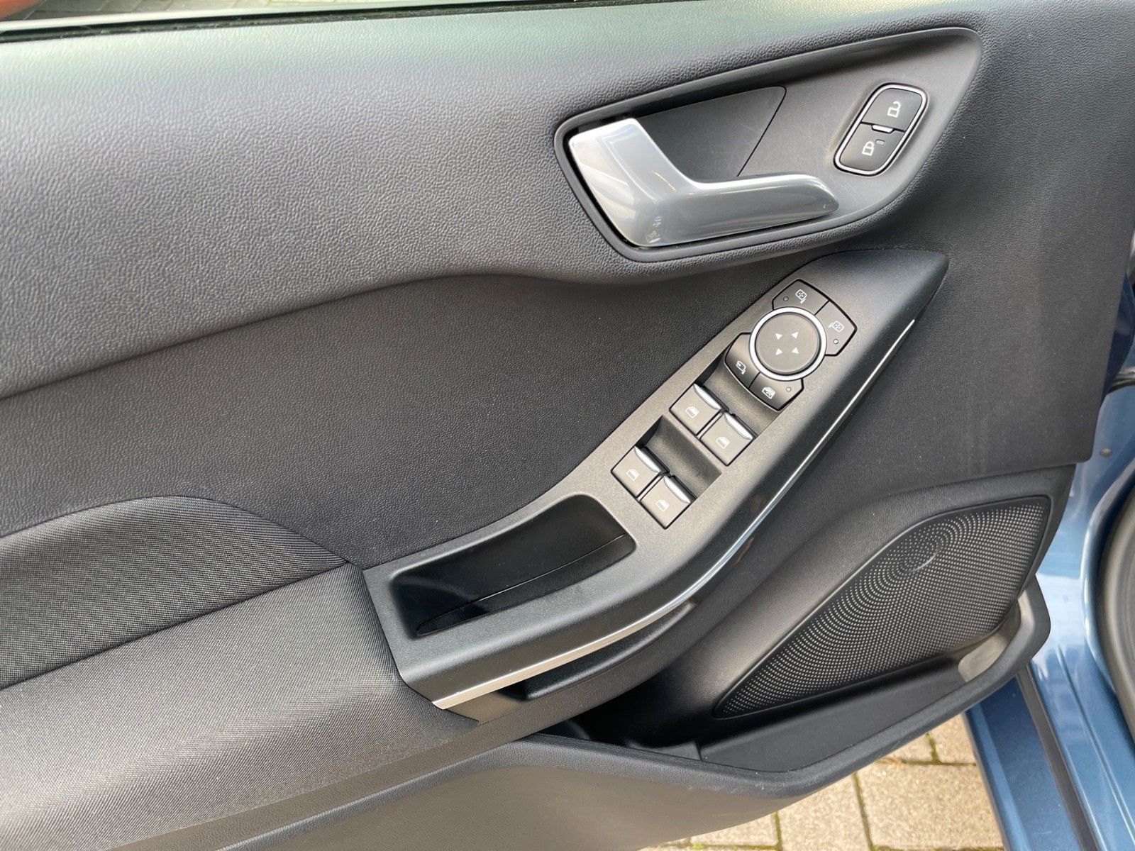 Fahrzeugabbildung Ford Fiesta 1.0 EcoBoost Titanium+LED+Navi+Garantie+.