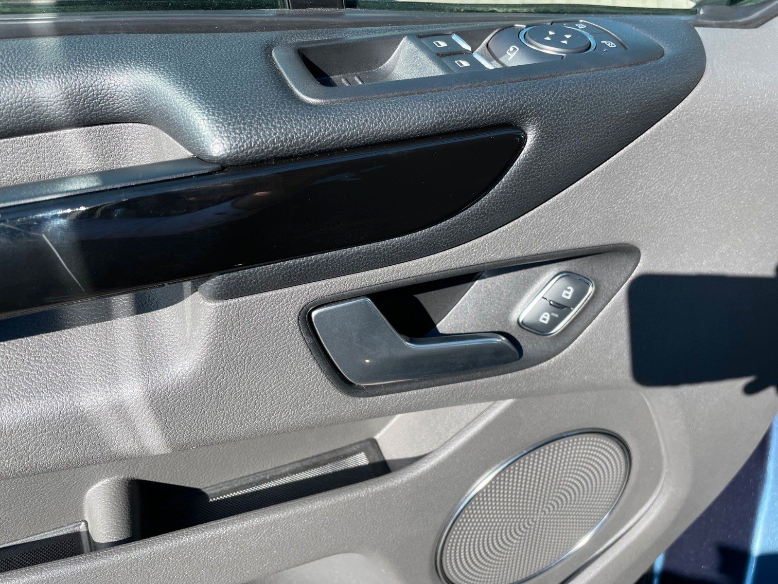 Fahrzeugabbildung Ford Tourneo Custom 2.0 EcoBlue Titanium Limited*L2