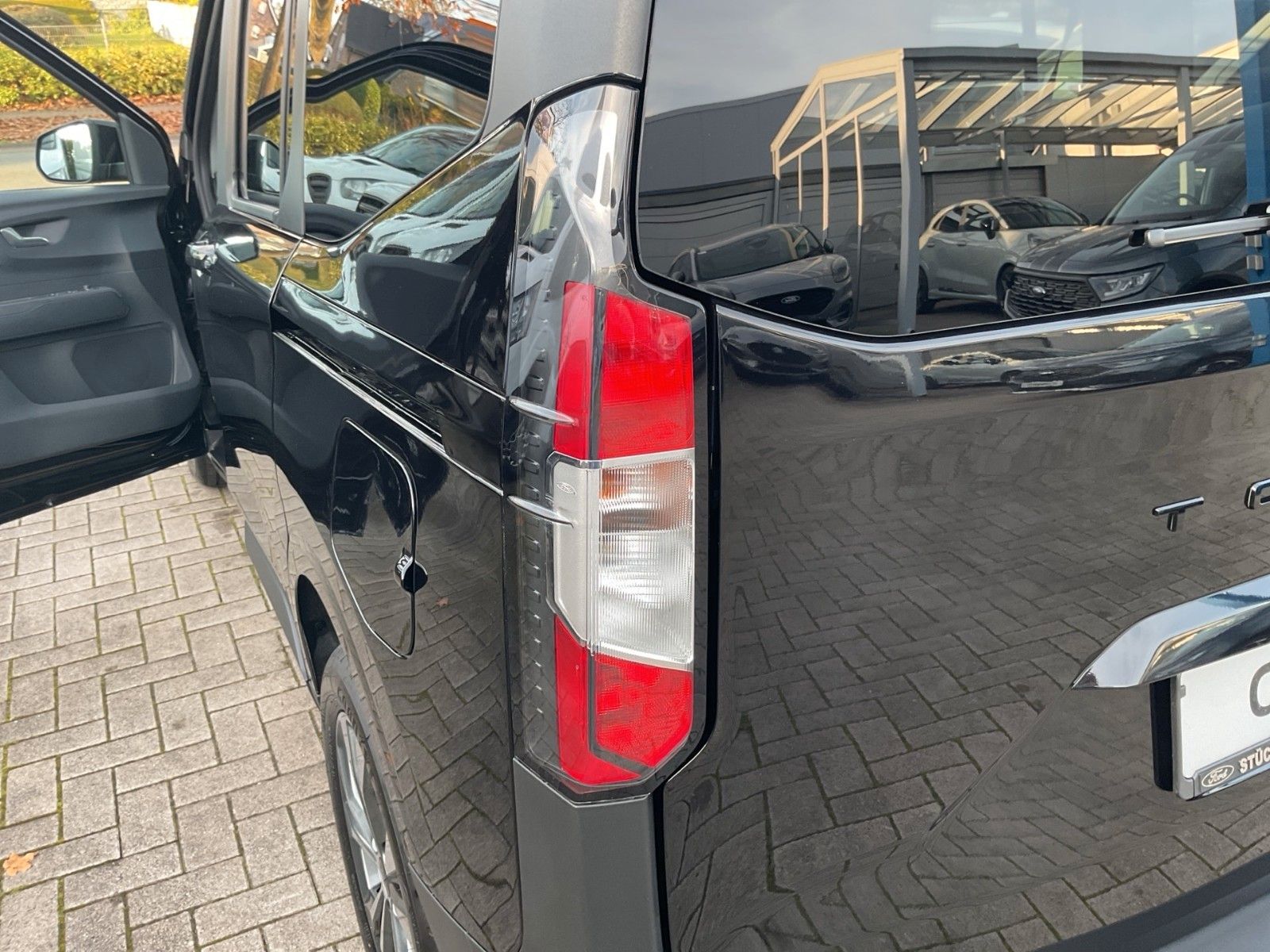 Fahrzeugabbildung Ford Tourneo Courier 1.0 EcoBoost Titanium+Kamera+ACC