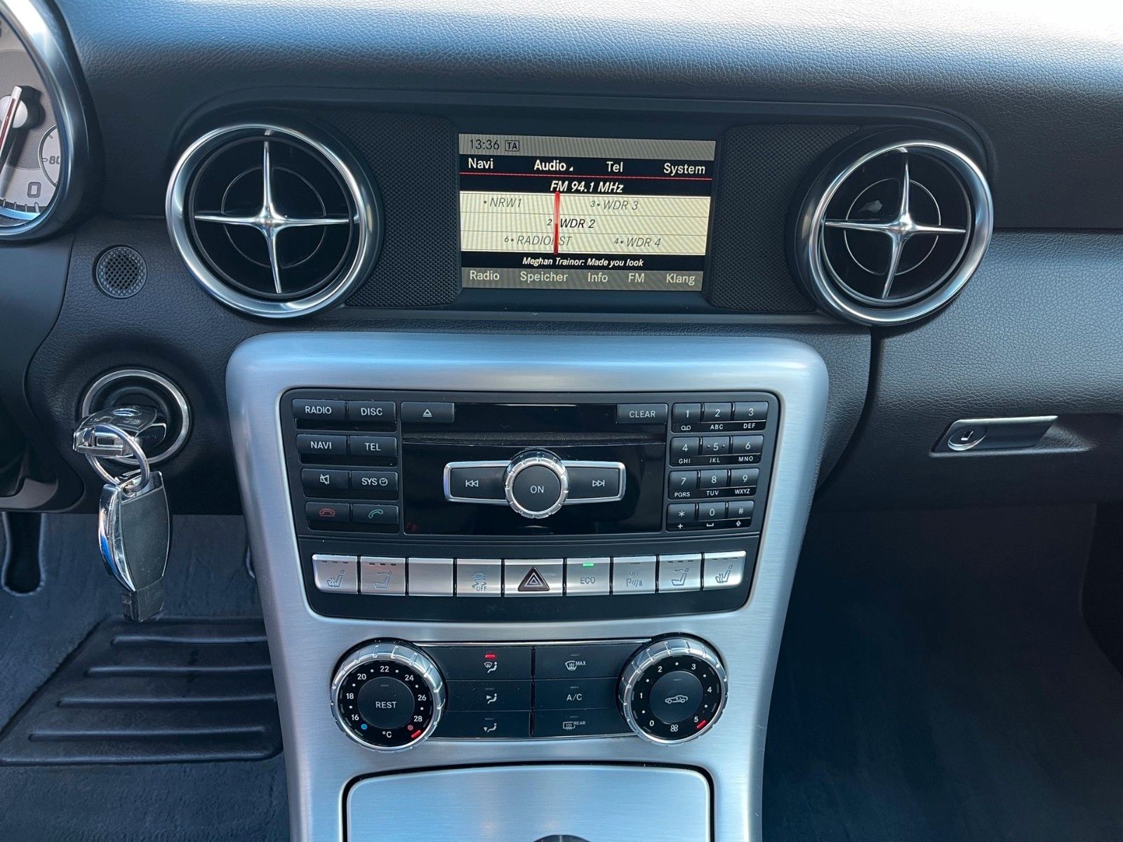 Fahrzeugabbildung Mercedes-Benz SLK 200 Roadster+Panorama-Vario+Navi+...