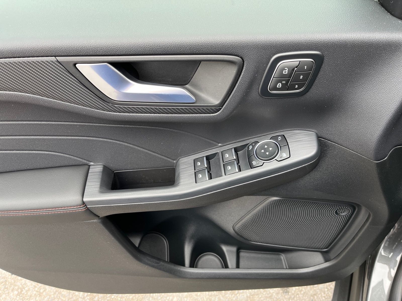 Fahrzeugabbildung Ford Kuga PHEV ST-Line X+ACC+el.AHK+Panorama-Dach+20"