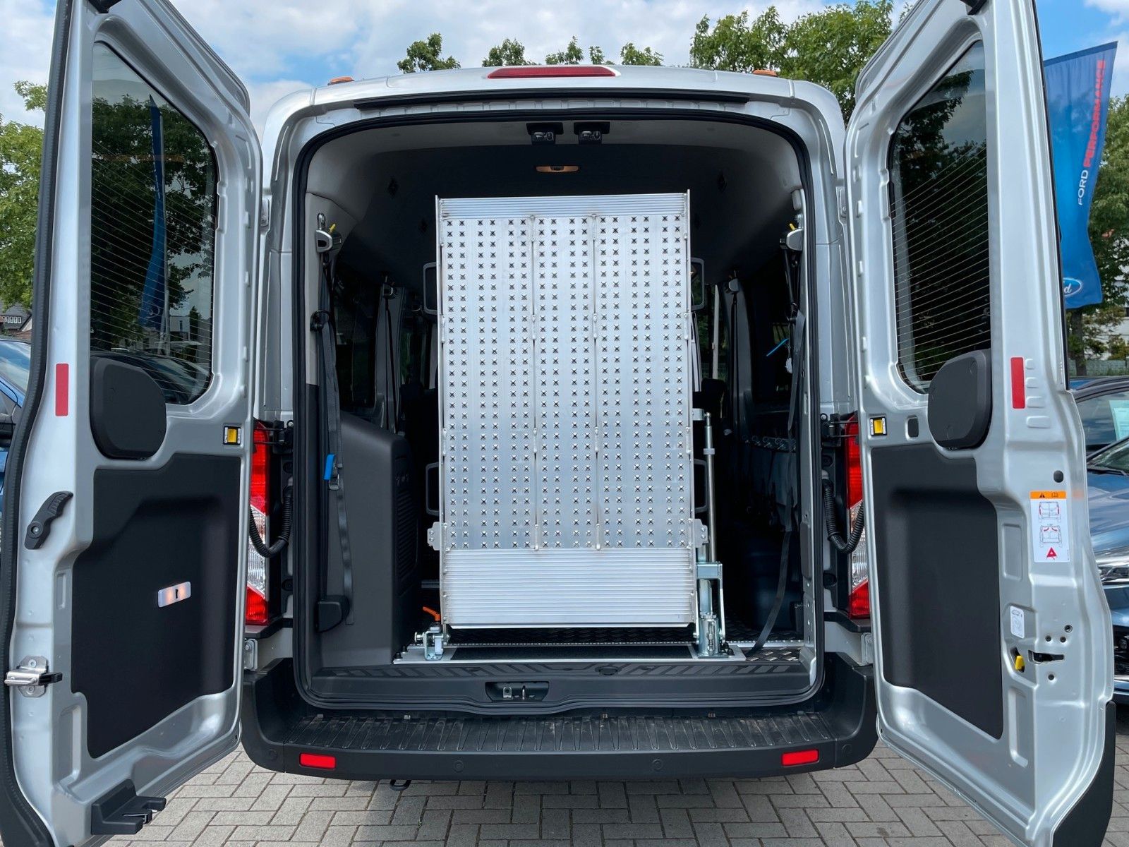 Fahrzeugabbildung Ford Transit Kombi 350 L3 Trend Rollstuhltransport