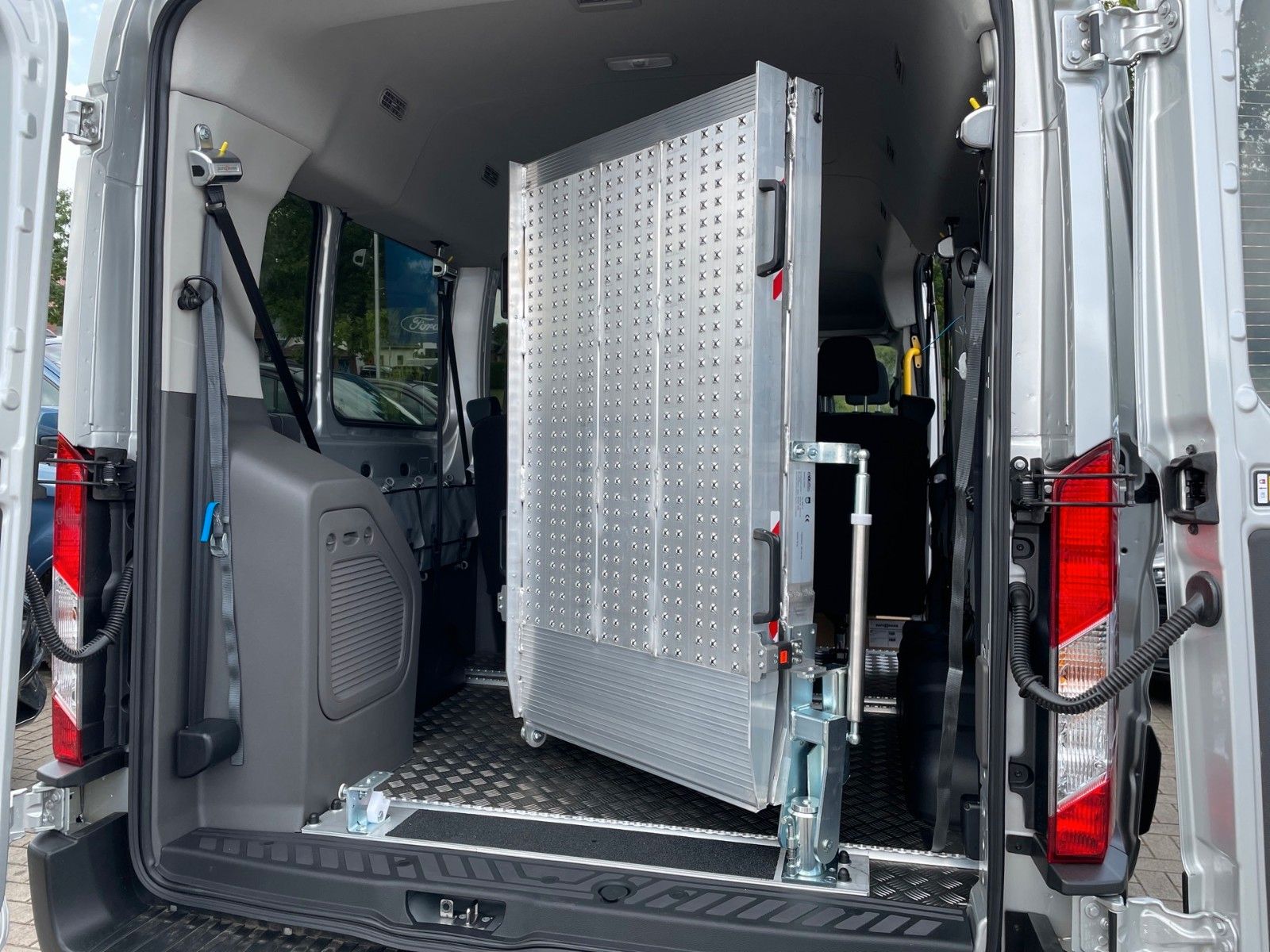 Fahrzeugabbildung Ford Transit Kombi 350 L3 Trend Rollstuhltransport