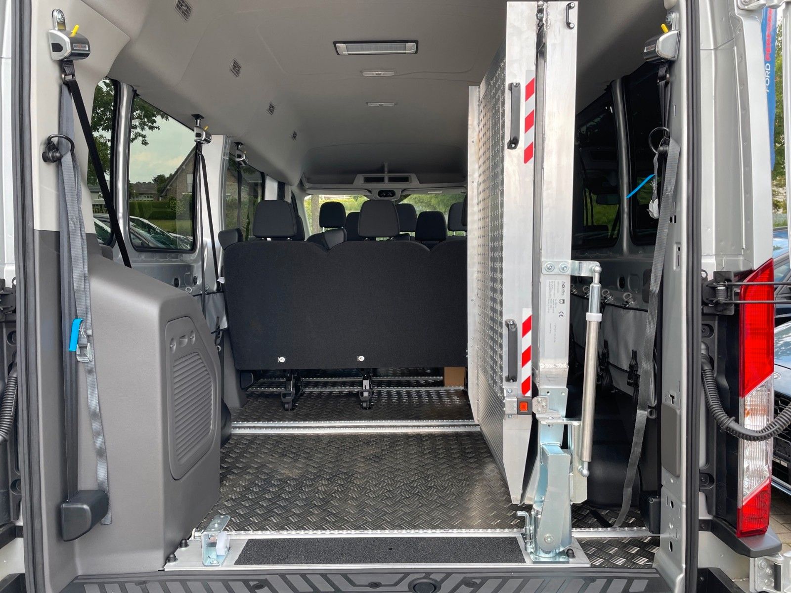 Fahrzeugabbildung Ford Transit Kombi 350 L3 Trend Rollstuhltransport