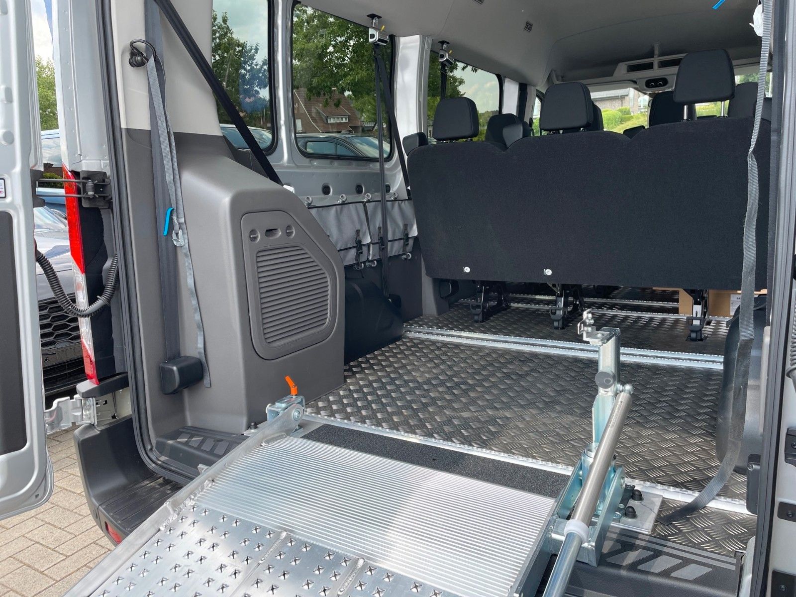 Fahrzeugabbildung Ford Transit Kombi 350 L3 Trend Rollstuhltransport