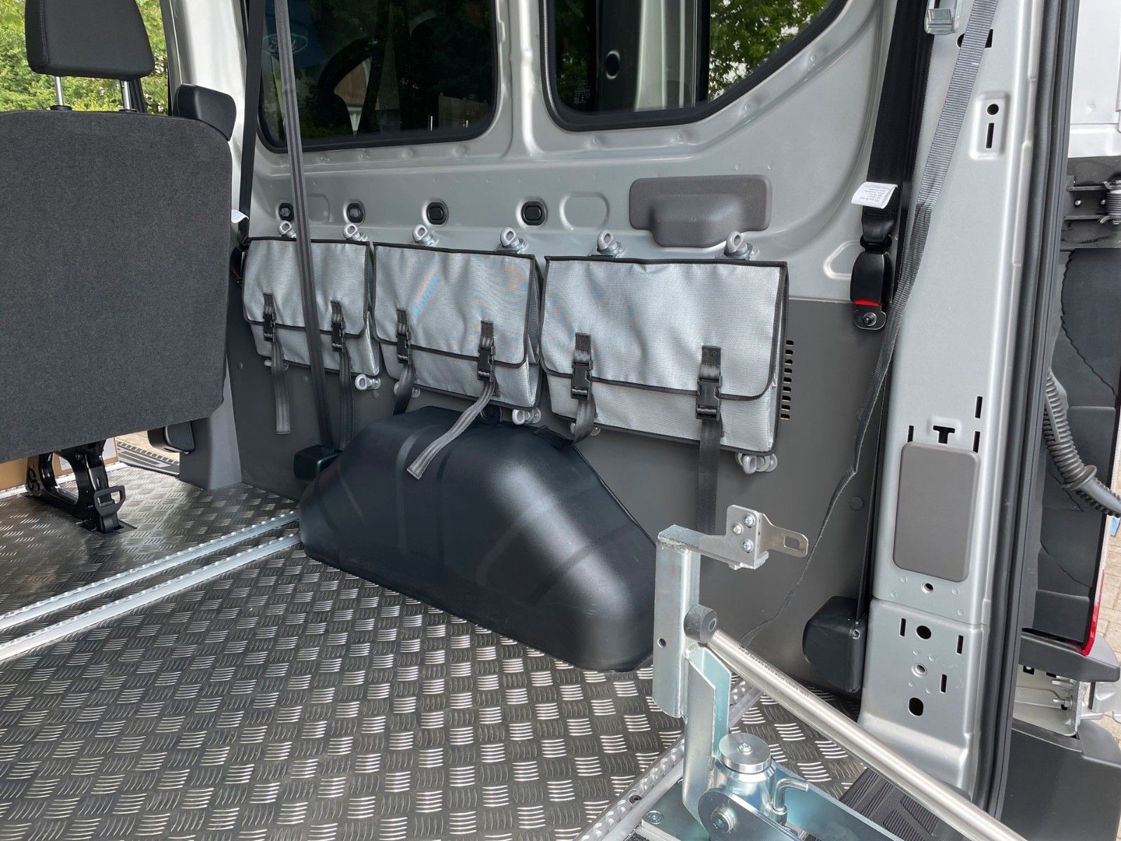 Fahrzeugabbildung Ford Transit Kombi 350 L3 Trend Rollstuhltransport