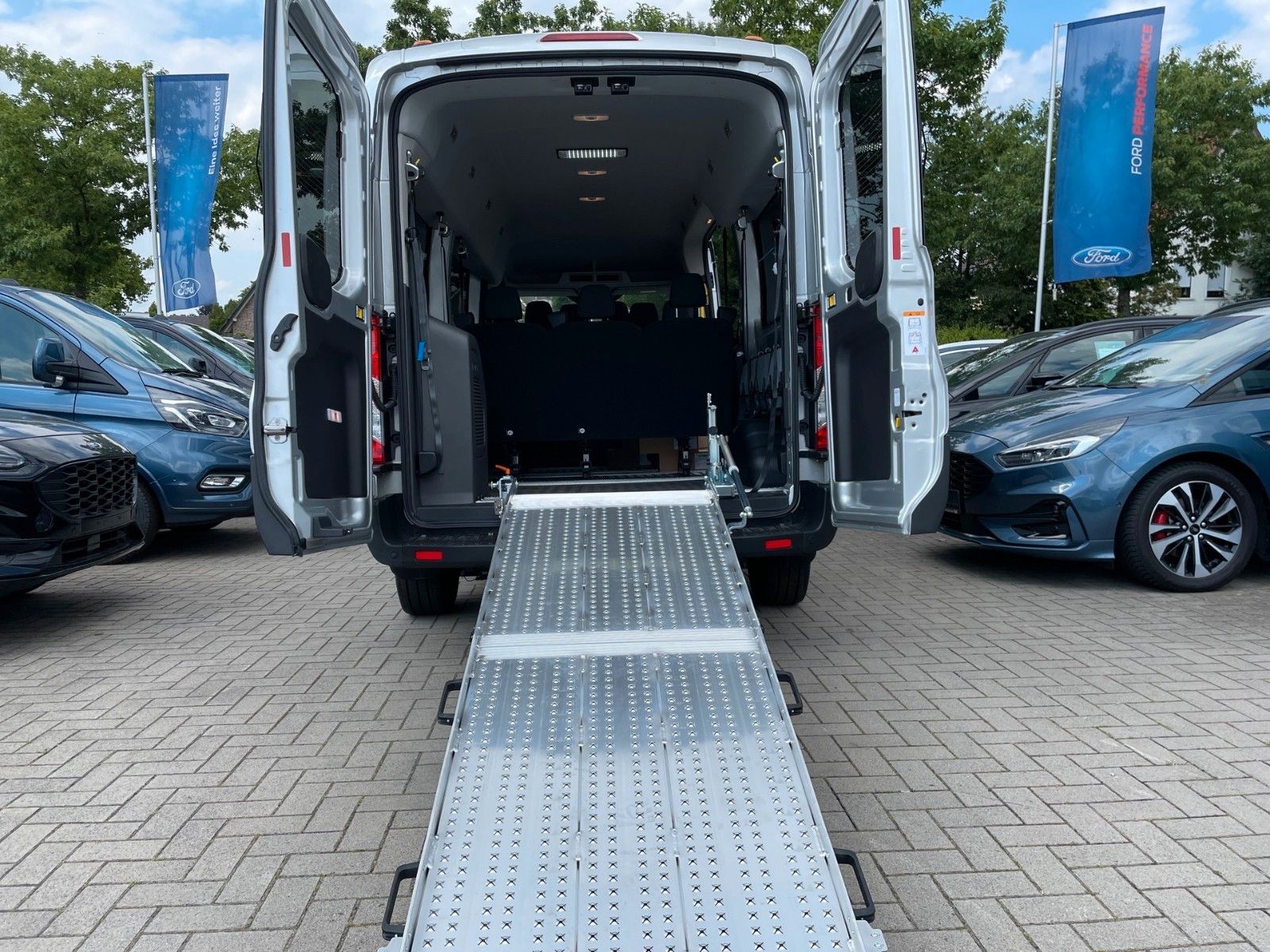 Fahrzeugabbildung Ford Transit Kombi 350 L3 Trend Rollstuhltransport