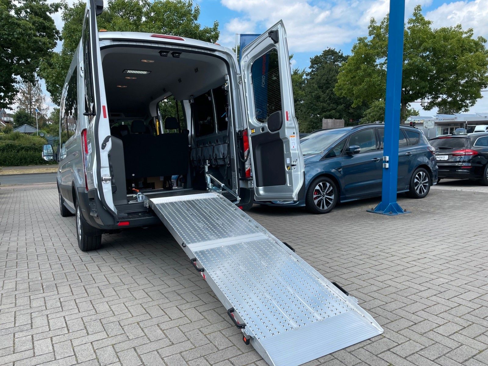 Fahrzeugabbildung Ford Transit Kombi 350 L3 Trend Rollstuhltransport