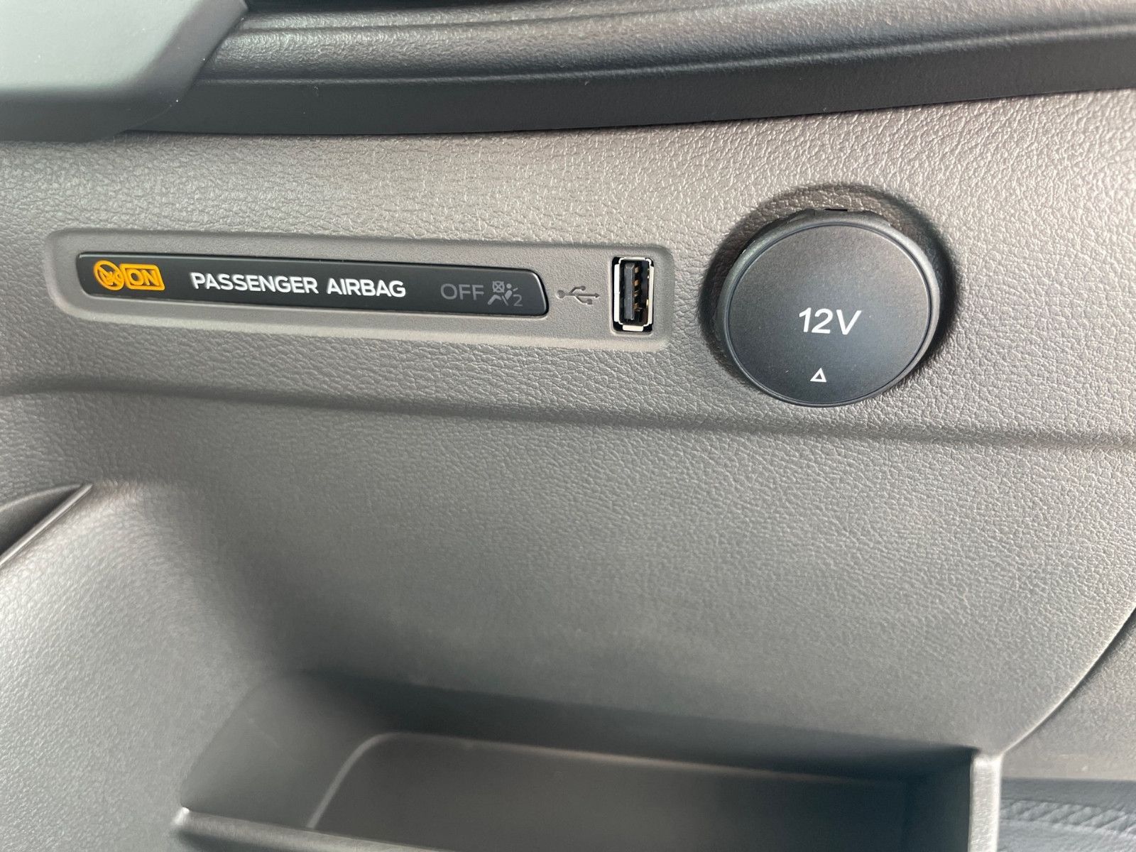 Fahrzeugabbildung Ford Transit Pritsche DOKA 350 L3 Trend