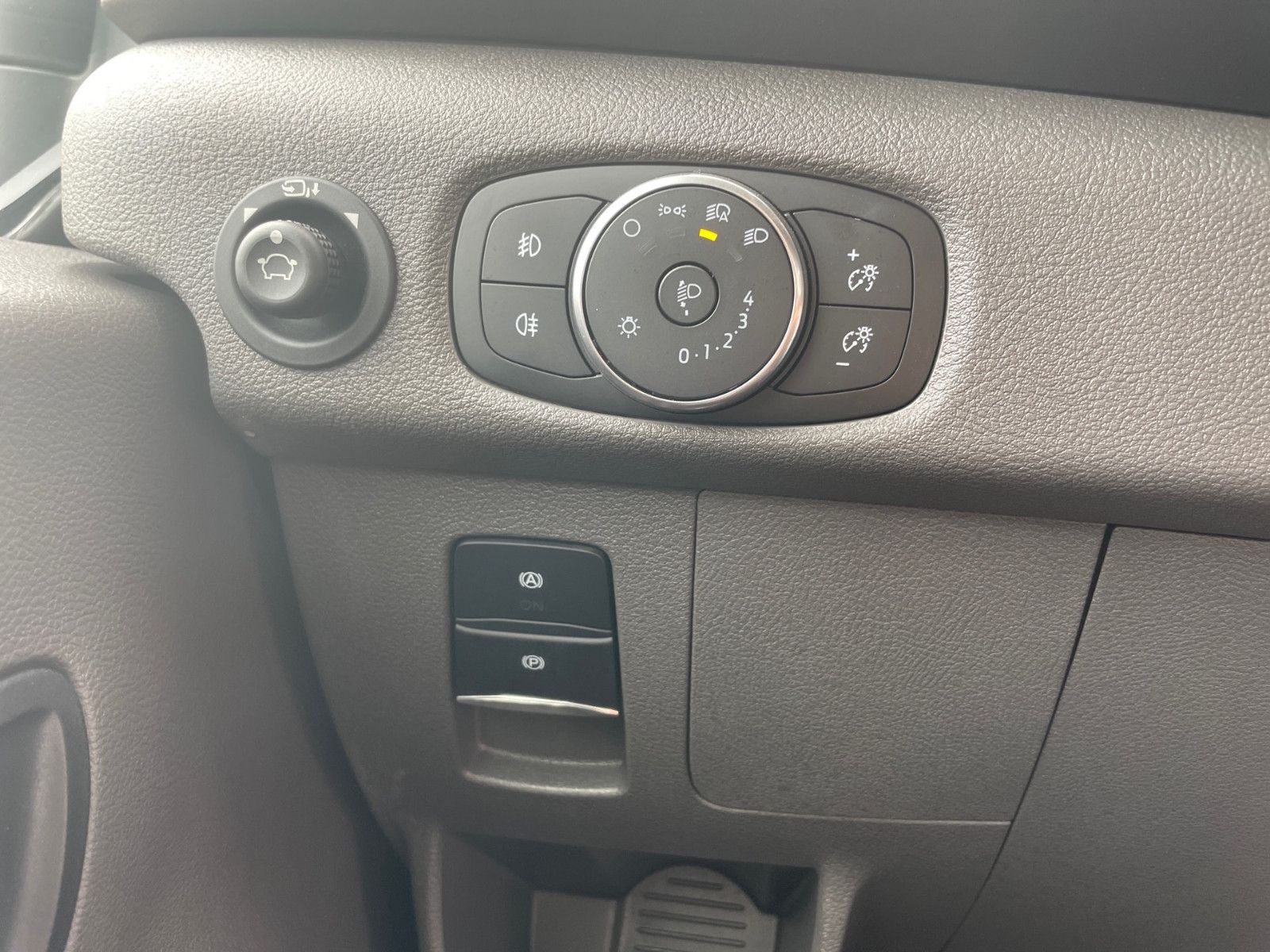 Fahrzeugabbildung Ford Transit Pritsche DOKA 350 L3 Trend