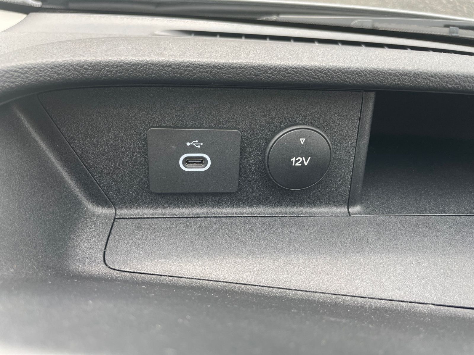 Fahrzeugabbildung Ford Transit Pritsche DOKA 350 L3 Trend