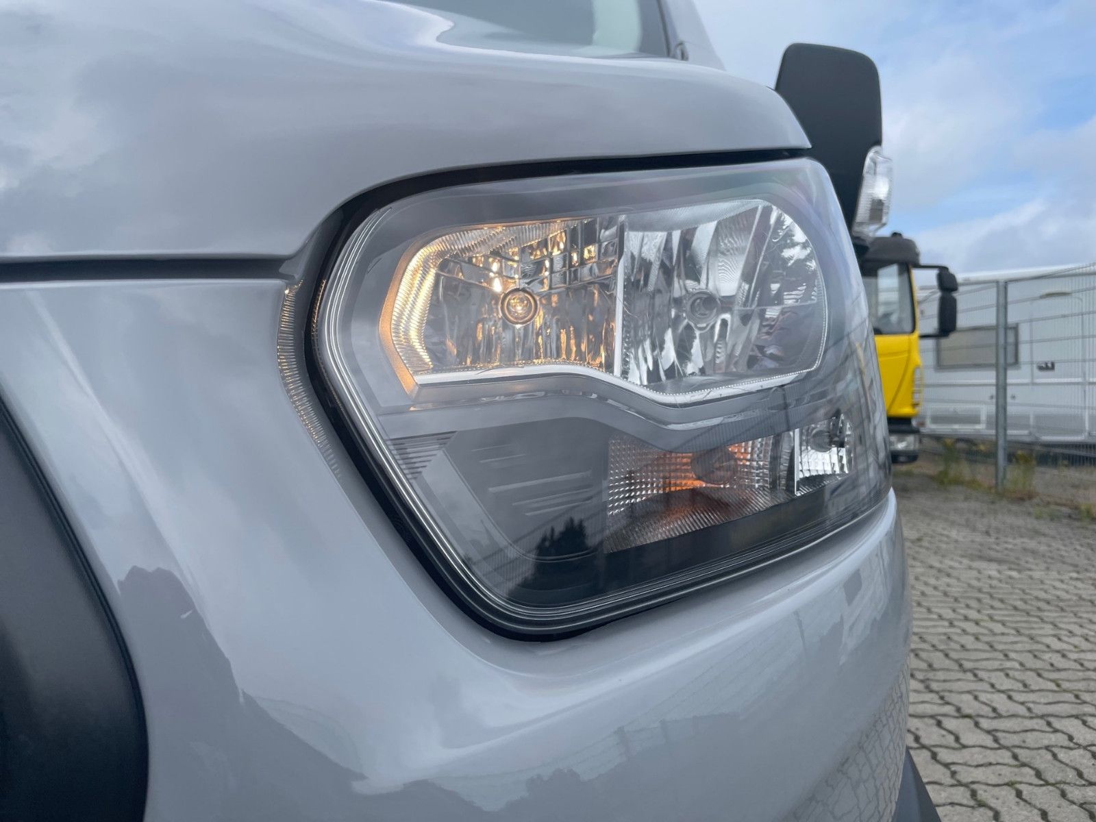 Fahrzeugabbildung Ford Transit Pritsche DOKA 350 L3 Trend