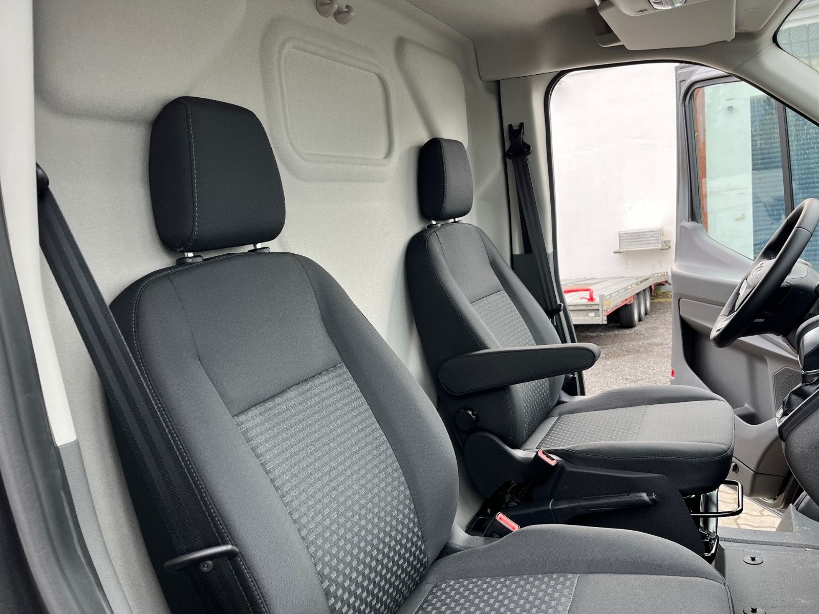 Fahrzeugabbildung Ford Transit Trend L3H2 Kastenwagen