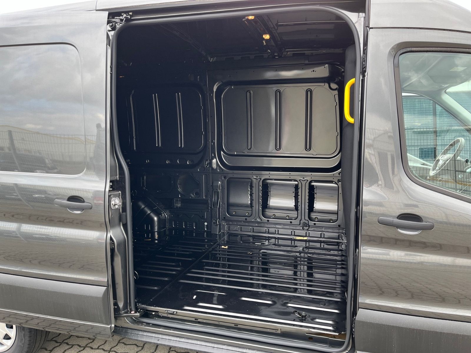 Fahrzeugabbildung Ford Transit Trend L3H2 Kastenwagen