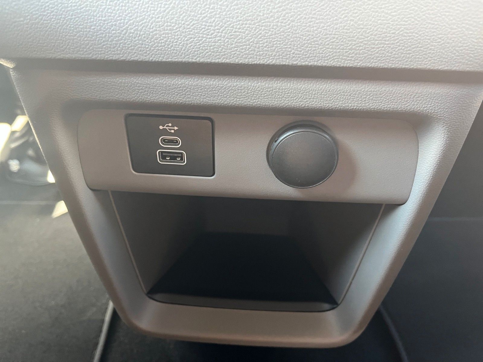 Fahrzeugabbildung Ford Nugget Plus AD Titanium 0,99 % Finanzierung