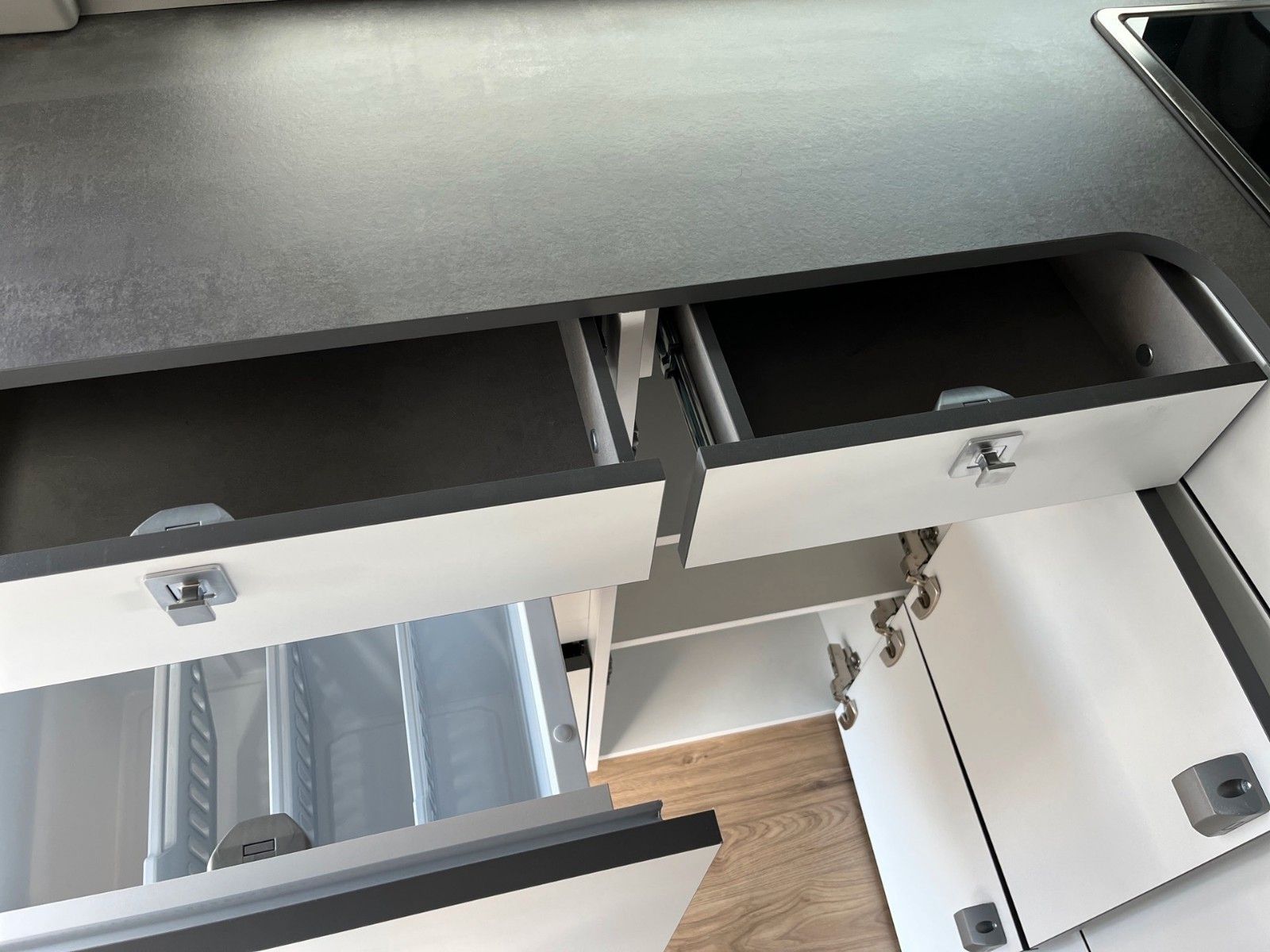 Fahrzeugabbildung Ford Nugget Plus AD Titanium 0,99 % Finanzierung
