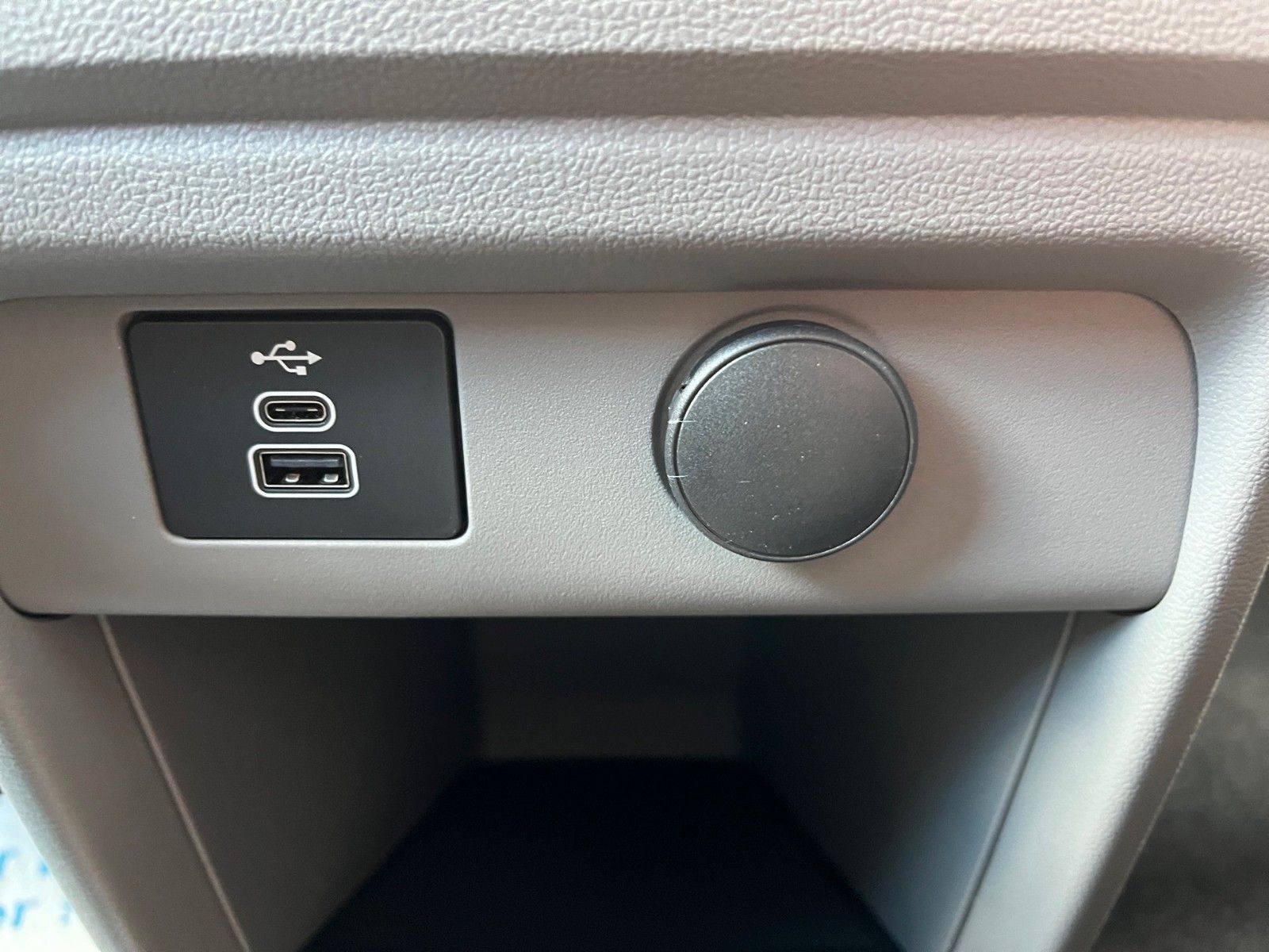 Fahrzeugabbildung Ford Nugget Plus AD Titanium 0,99 % Finanzierung