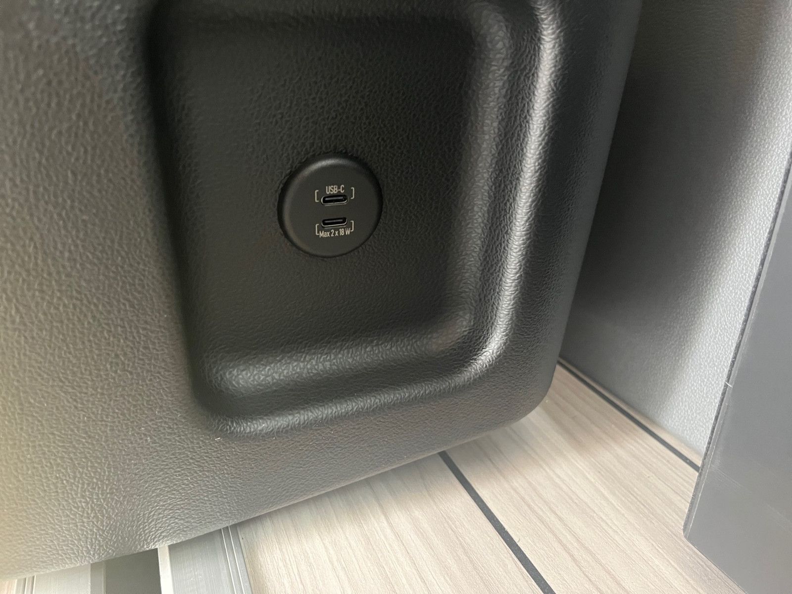 Fahrzeugabbildung Ford Nugget Plus AD Active 0,99 % Finanzierung