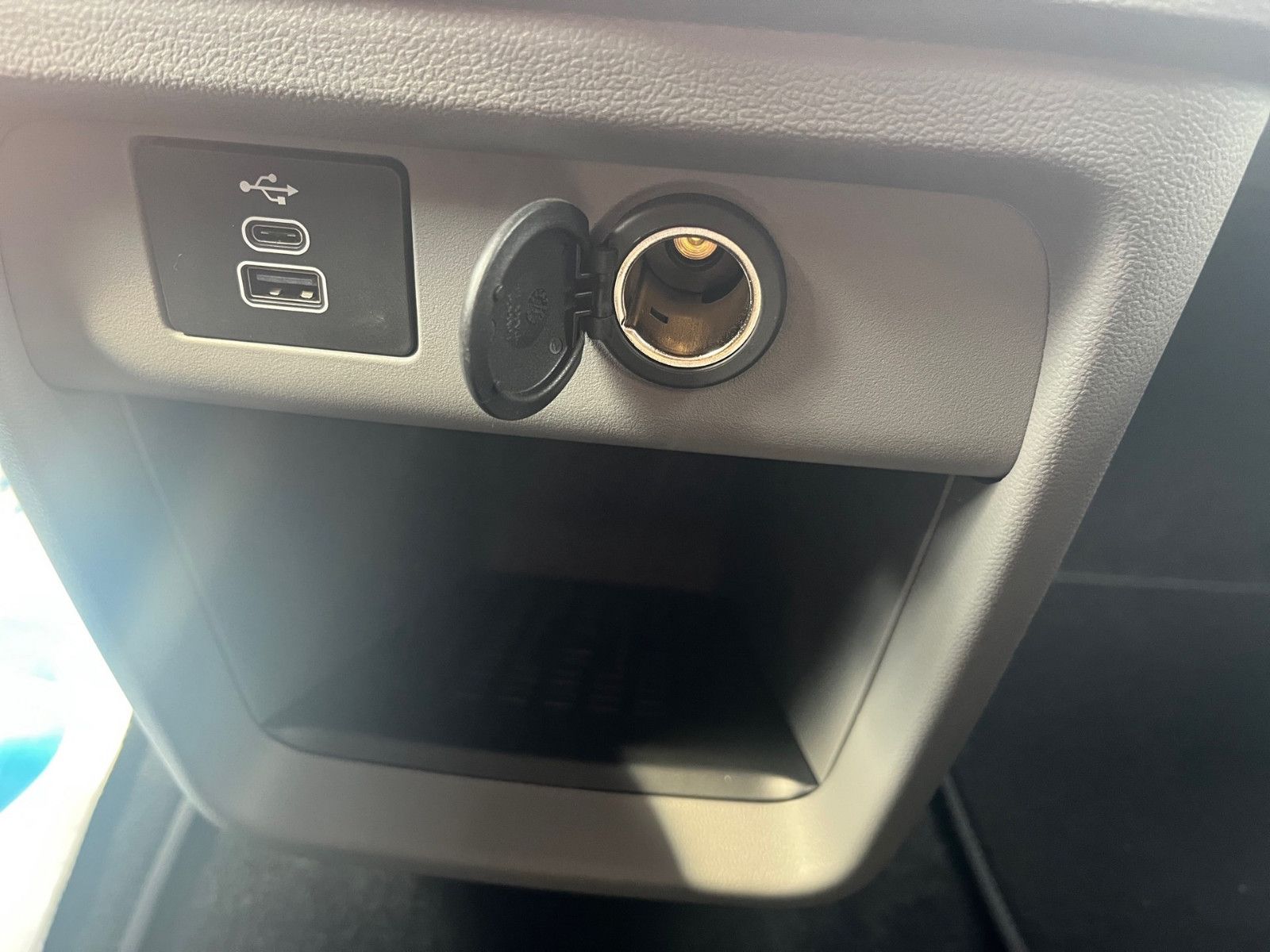 Fahrzeugabbildung Ford Nugget Plus AD Active 0,99 % Finanzierung