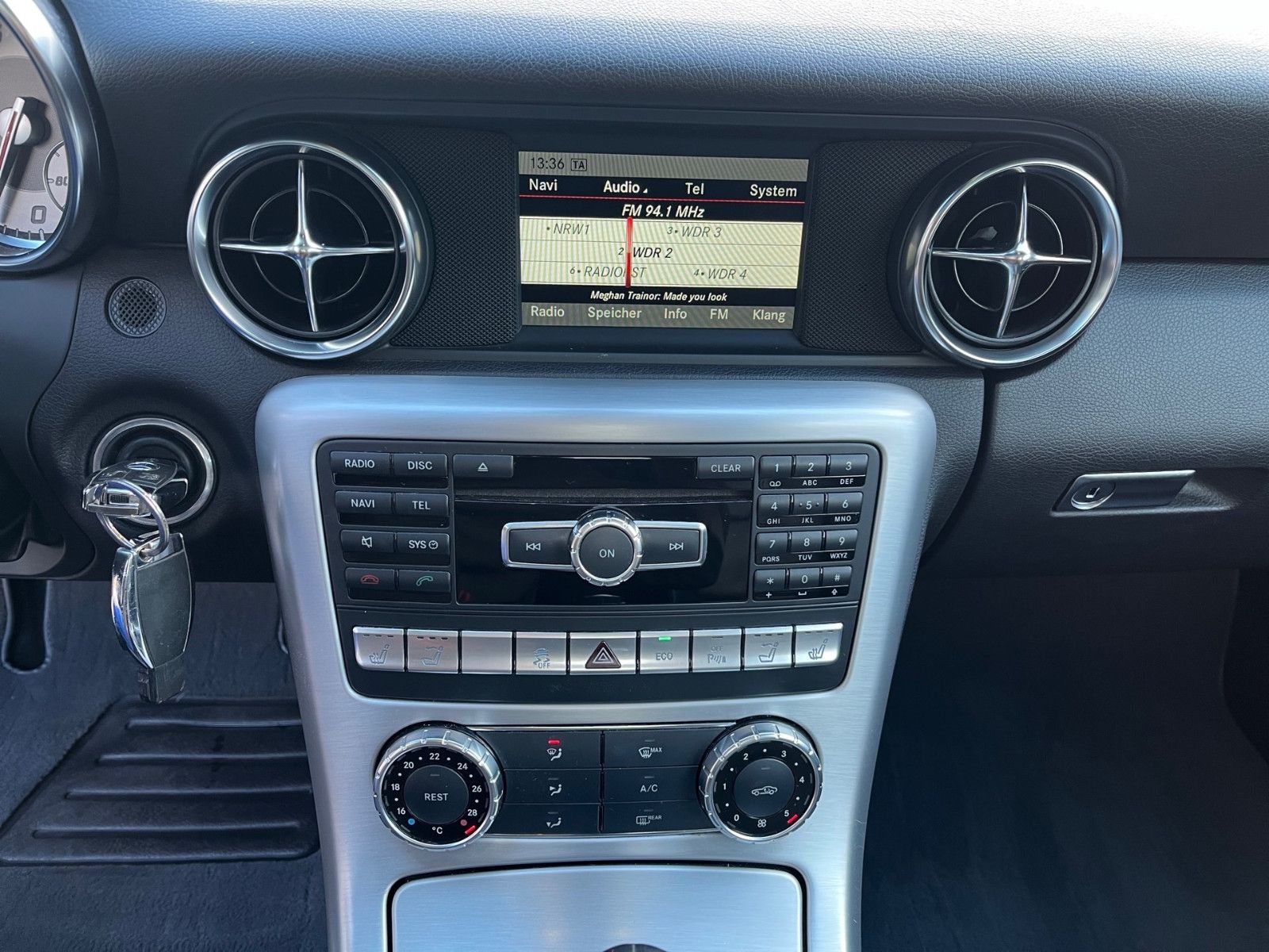 Fahrzeugabbildung Mercedes-Benz SLK 200 Roadster+Panorama-Vario+Navi+...