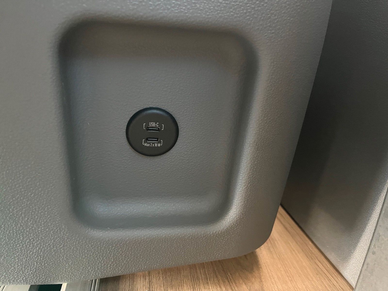 Fahrzeugabbildung Ford Nugget Plus AD Titanium 0,99 % MESSEPREIS!!