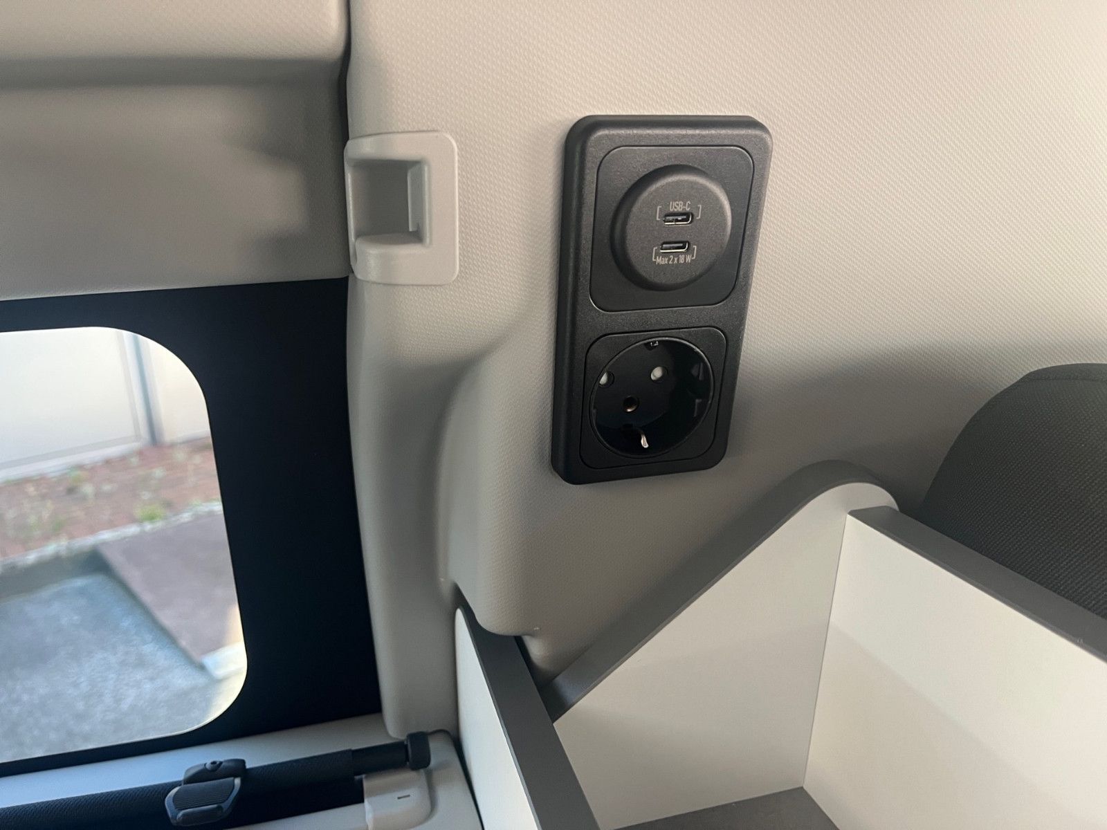 Fahrzeugabbildung Ford Nugget Plus AD Titanium