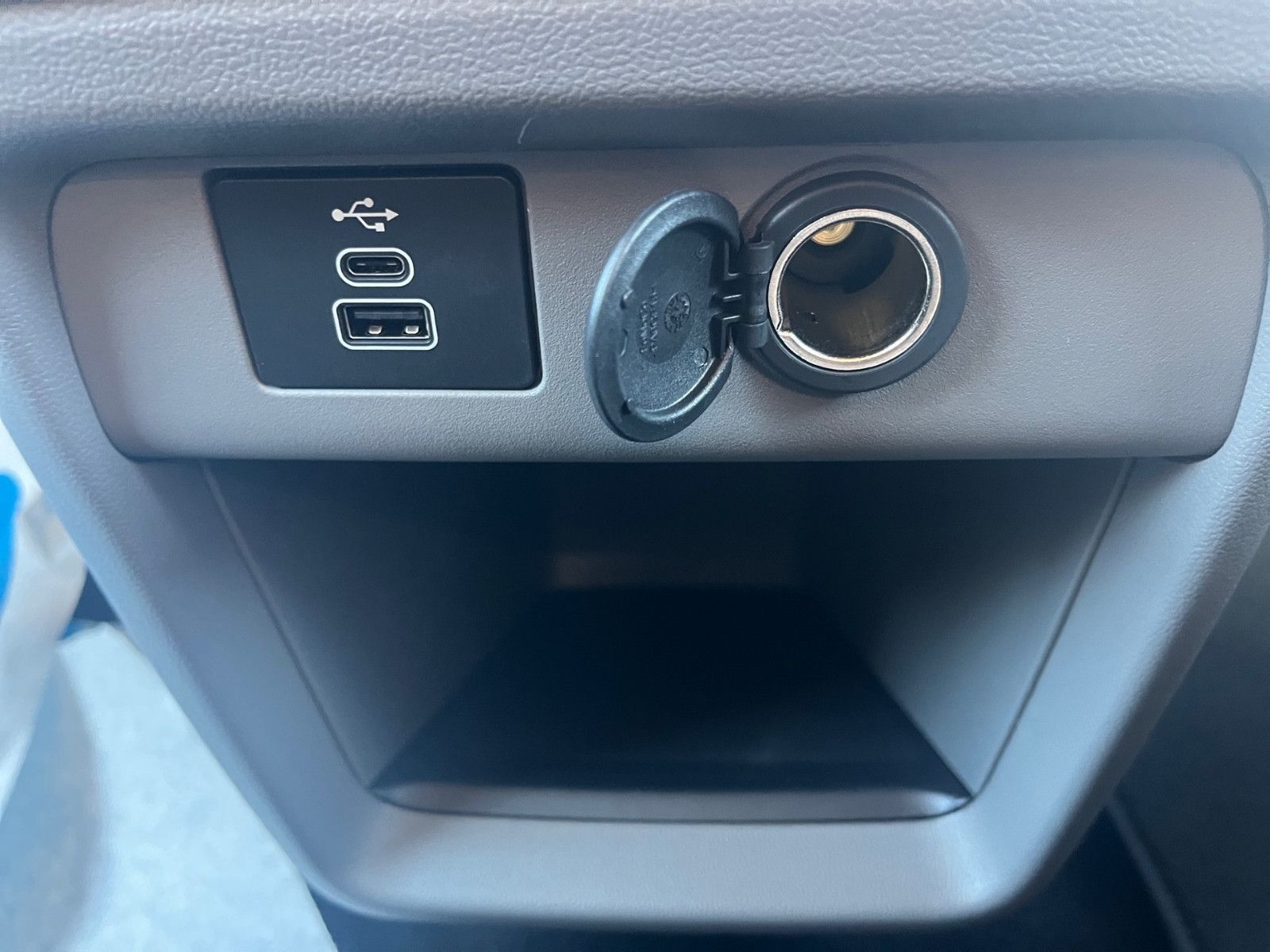Fahrzeugabbildung Ford Nugget Plus AD Titanium