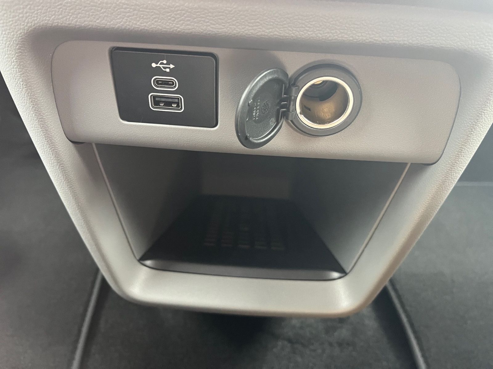 Fahrzeugabbildung Ford Nugget Plus AD Active