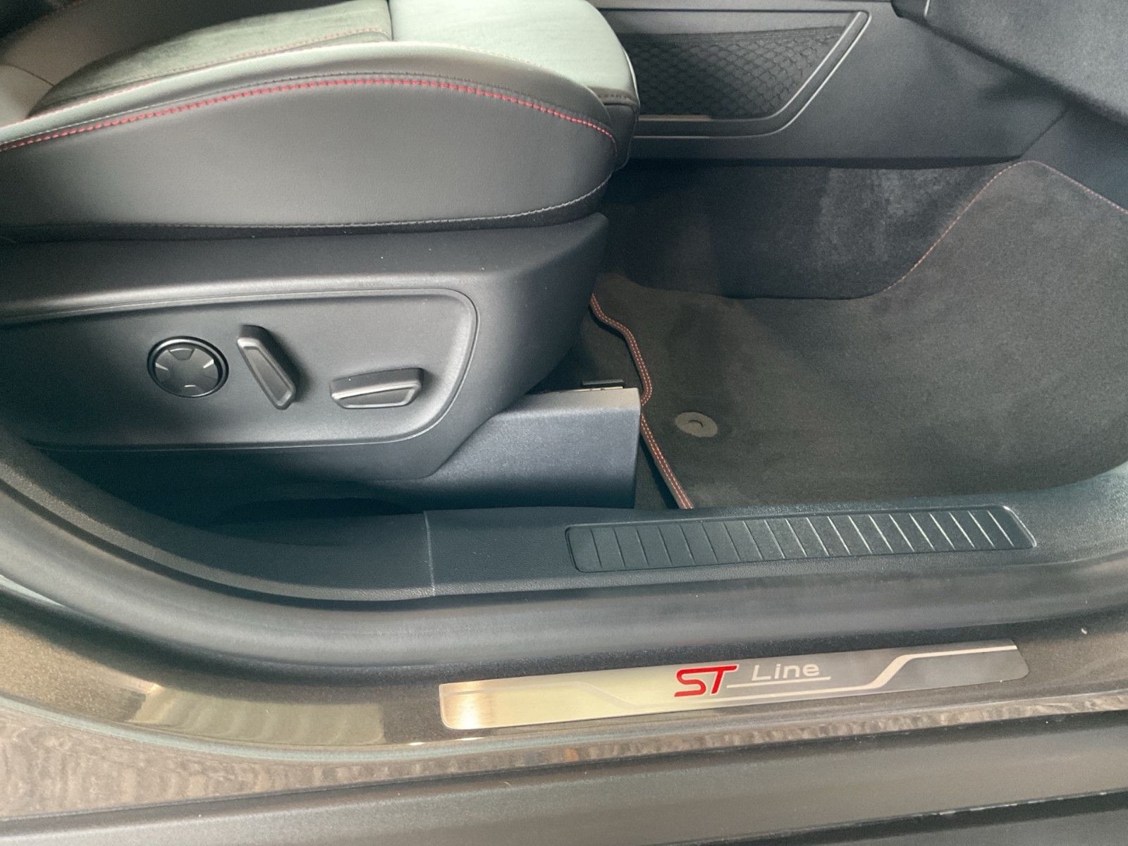 Fahrzeugabbildung Ford Kuga 2,5 PHEV ST-Line X+MatrixLED+Head-up+el.AHK