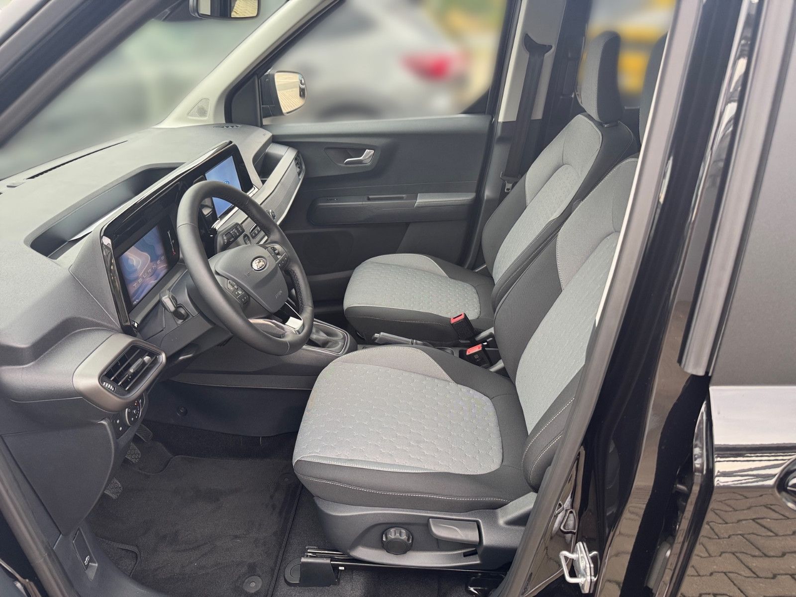 Fahrzeugabbildung Ford Tourneo Courier Titanium