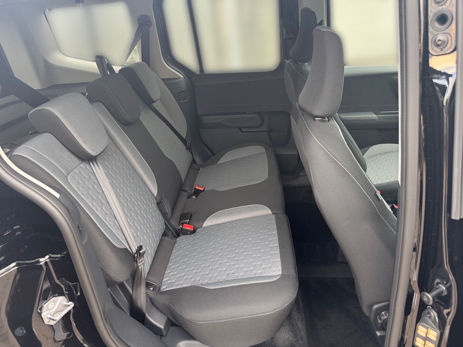 Fahrzeugabbildung Ford Tourneo Courier Titanium