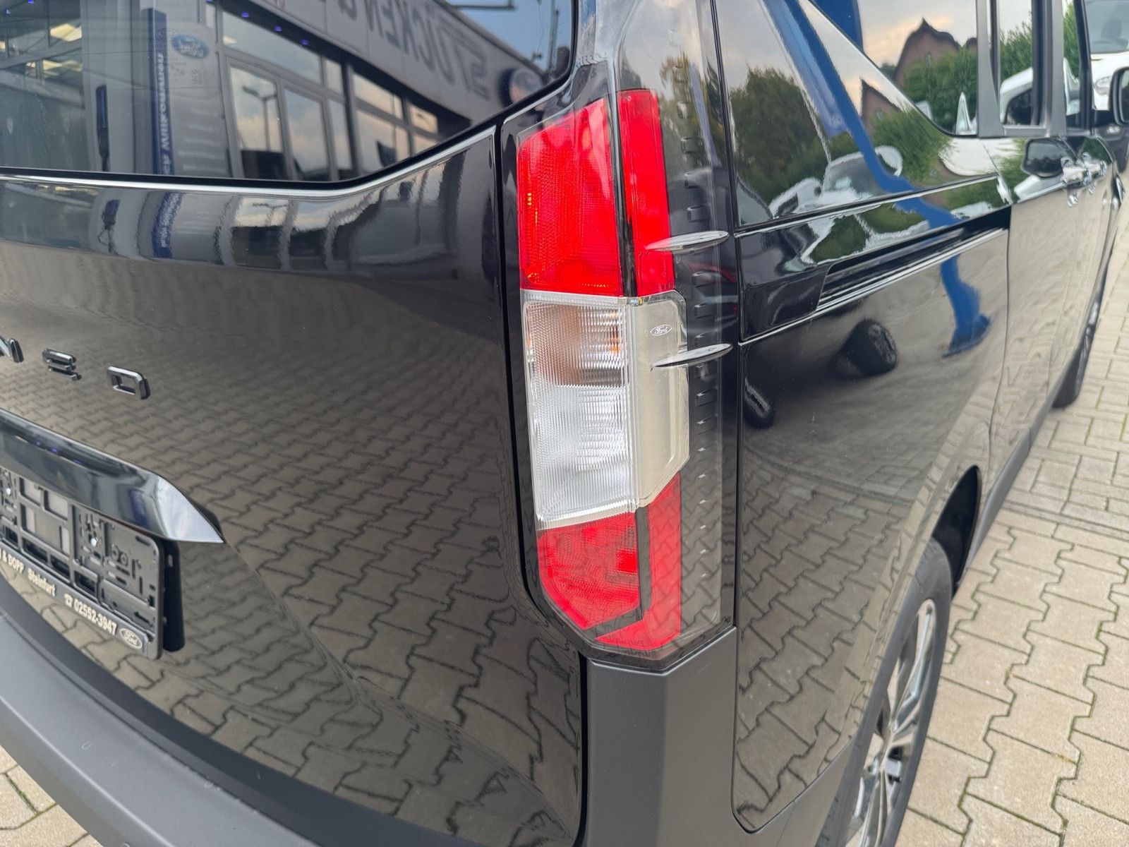 Fahrzeugabbildung Ford Tourneo Courier Titanium