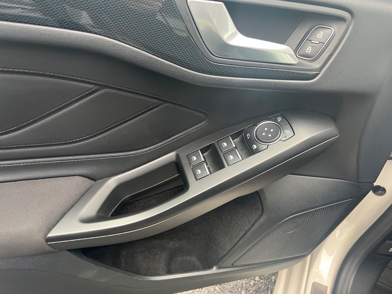 Fahrzeugabbildung Ford Focus 1.0 EcoBoost ST-Line+KeyFree+Kamera+...