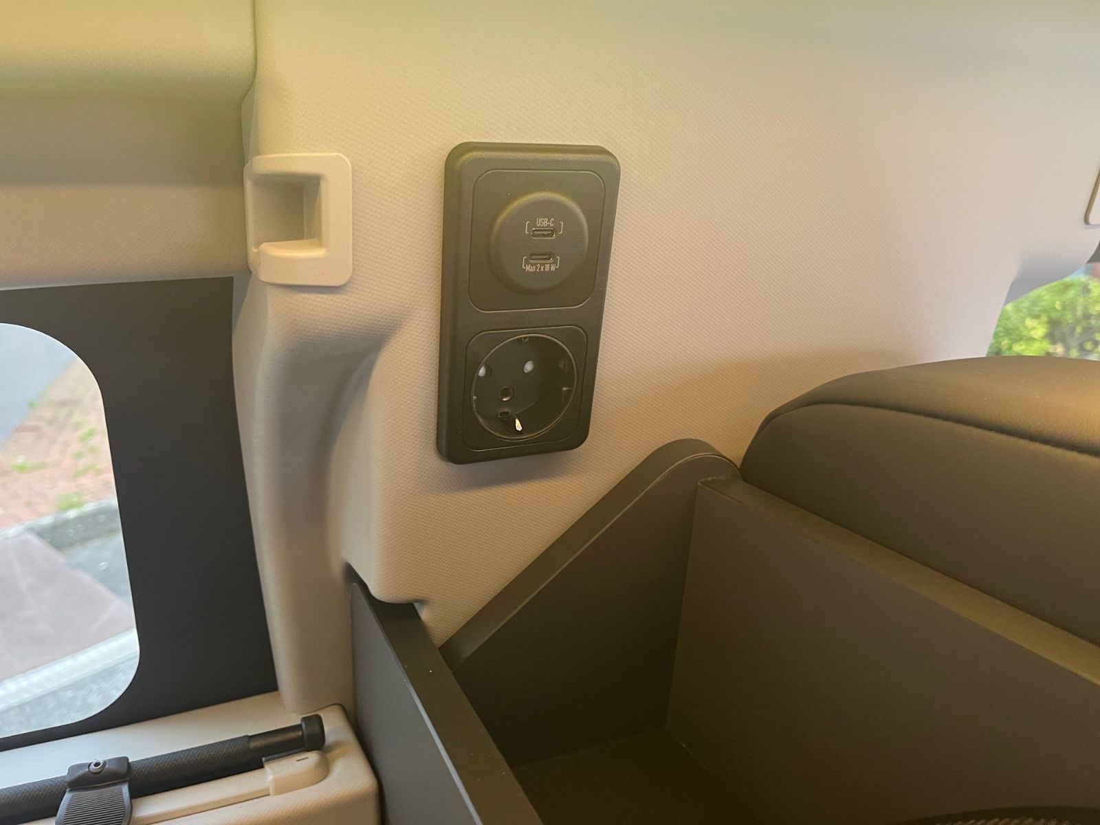 Fahrzeugabbildung Ford Nugget Plus Active V710