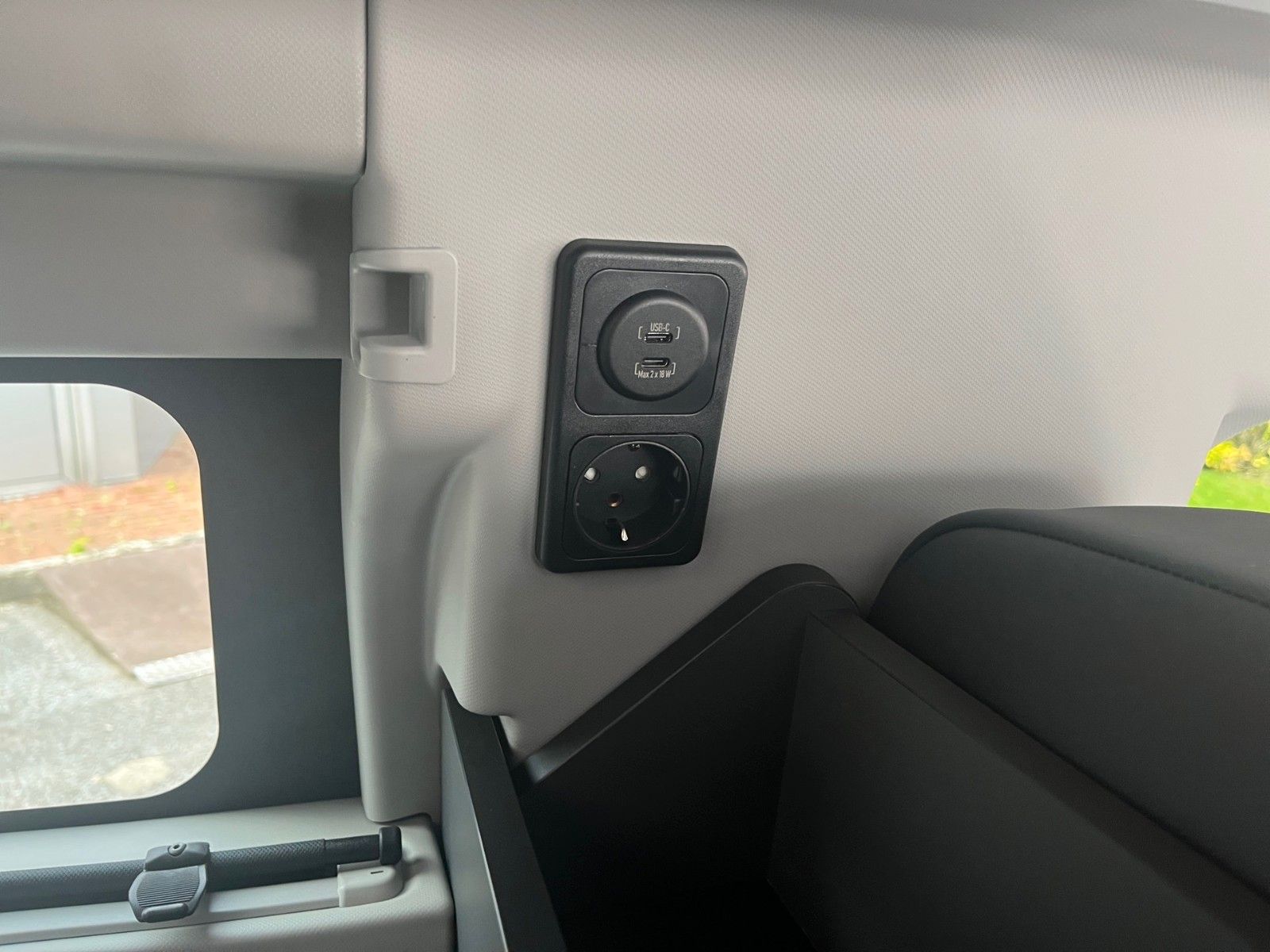 Fahrzeugabbildung Ford Nugget Plus Active V710 0,99% Finanzierung