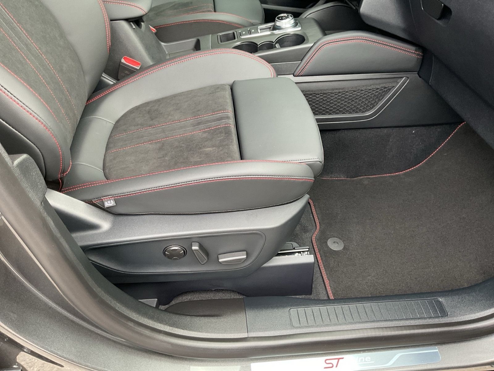 Fahrzeugabbildung Ford Kuga PHEV ST-Line X+ACC+el.AHK+LED+B&O+...