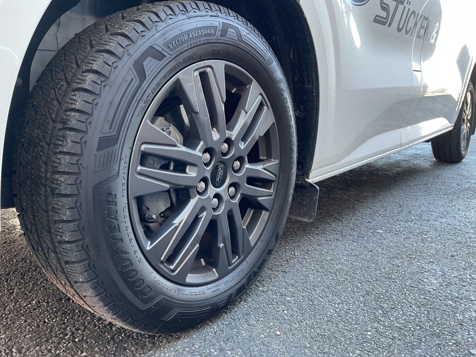 Fahrzeugabbildung Ford Tourneo Custom 2.0 EB Titanium*NEUES MODELL*+ACC