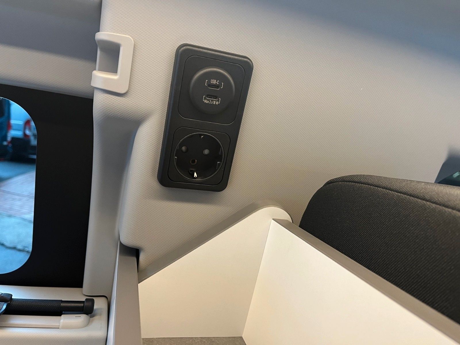 Fahrzeugabbildung Ford Nugget Plus Titanium 0,99% Finanzierung!!!