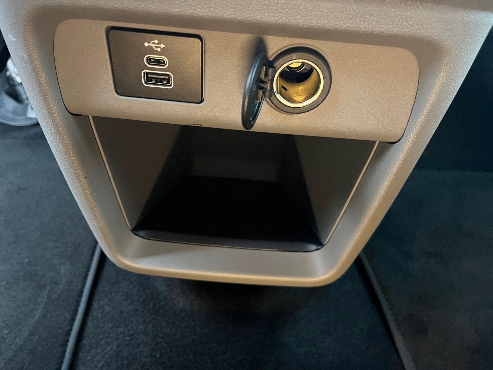 Fahrzeugabbildung Ford Nugget Plus Titanium 0,99% Finanzierung!!!