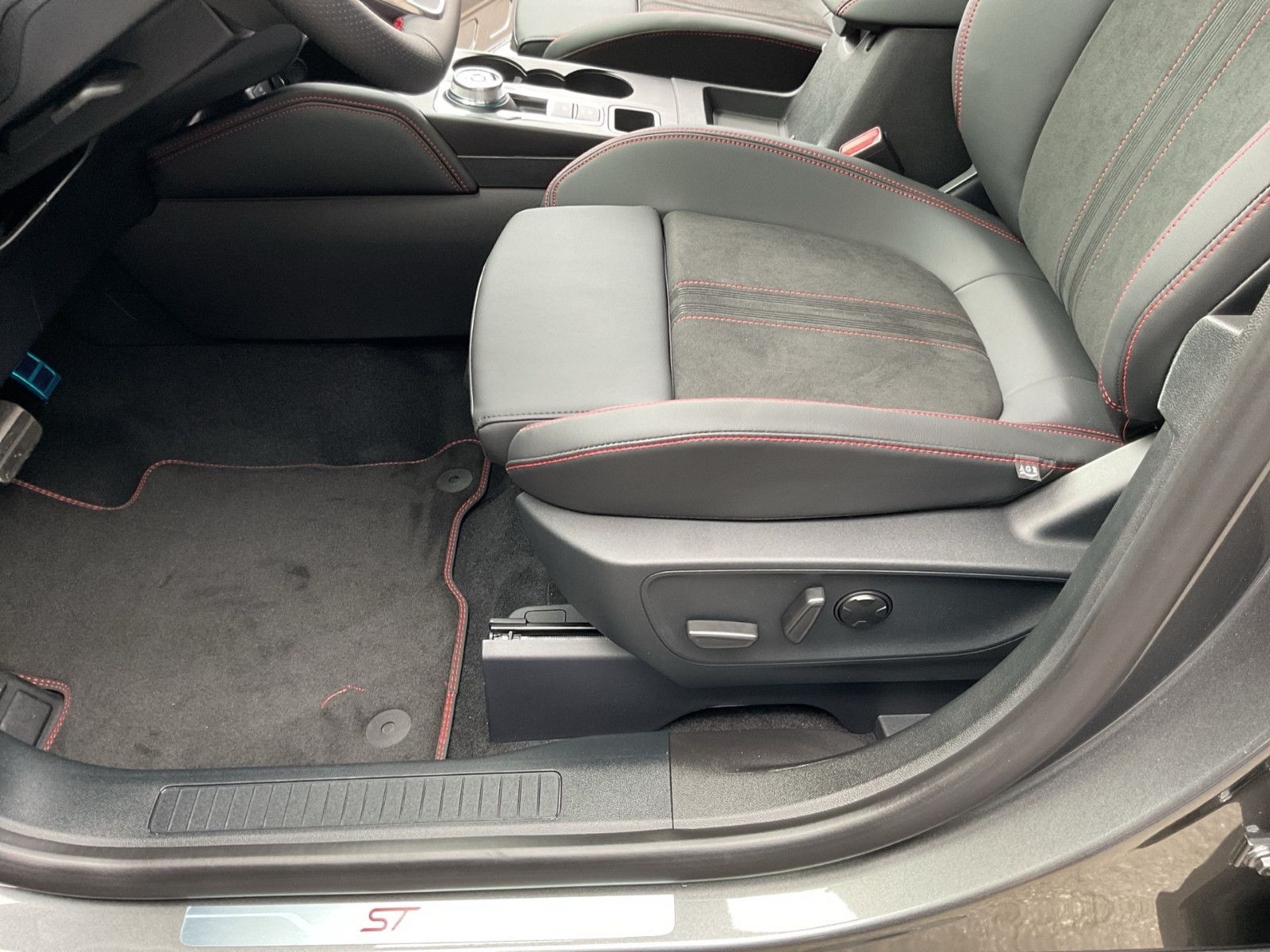 Fahrzeugabbildung Ford Kuga PHEV ST-Line X+ACC+el.AHK+LED+B&O+...