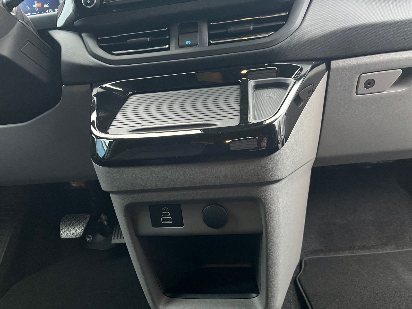 Fahrzeugabbildung Ford Nugget Titanium AD V710