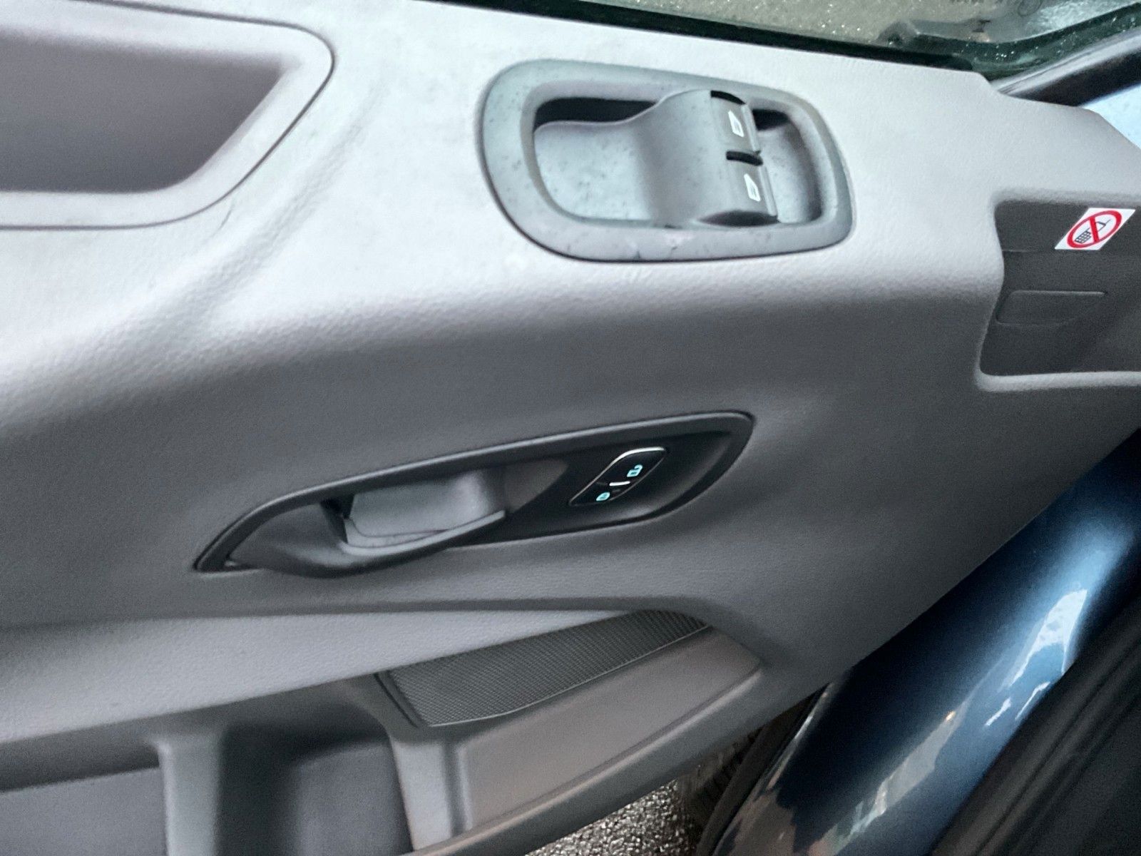 Fahrzeugabbildung Ford Transit Trend L2H3 Beifahrer Einzelsitz