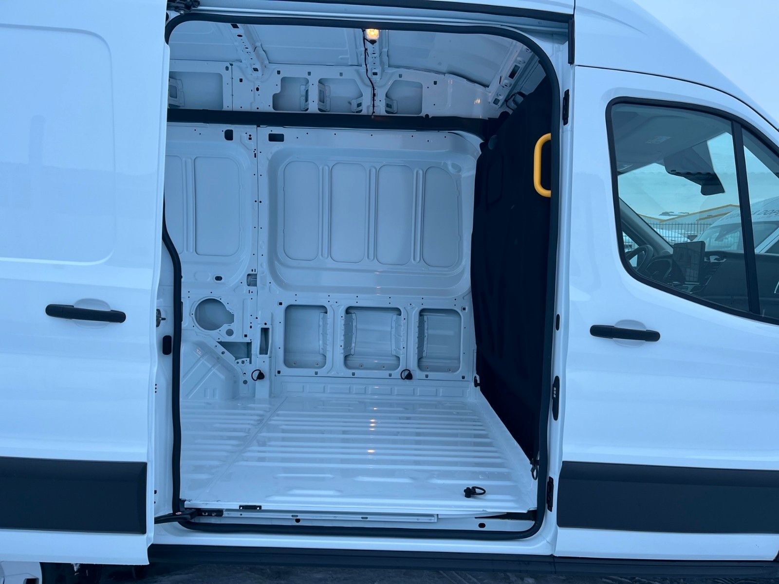 Fahrzeugabbildung Ford Transit Trend L2H3 Beifahrer Einzelsitz