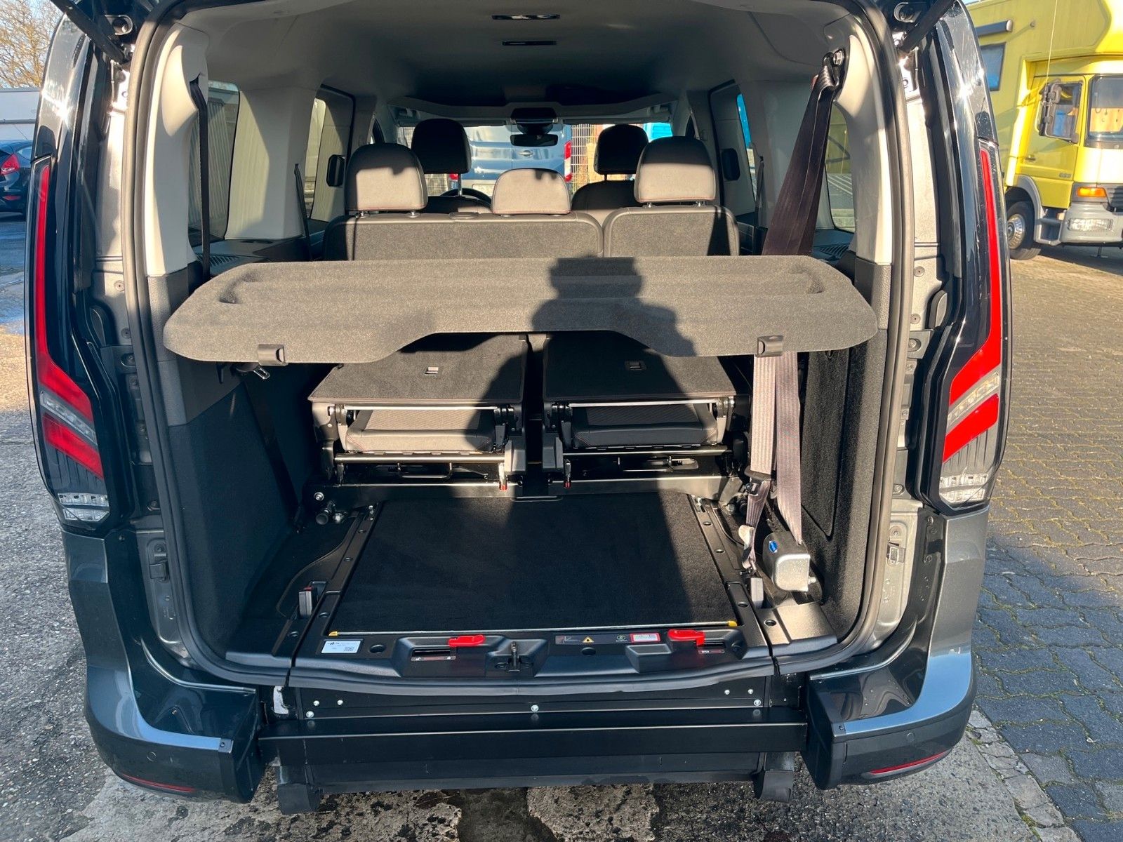 Fahrzeugabbildung Ford Ford G. Connect Tourneo 2.0 EcoBlue *Rollstuhl*+