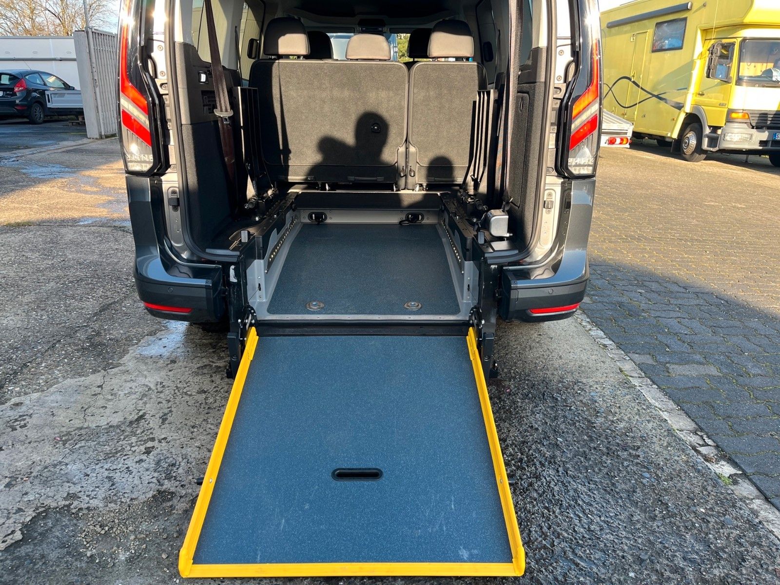 Fahrzeugabbildung Ford Ford G. Connect Tourneo 2.0 EcoBlue *Rollstuhl*+