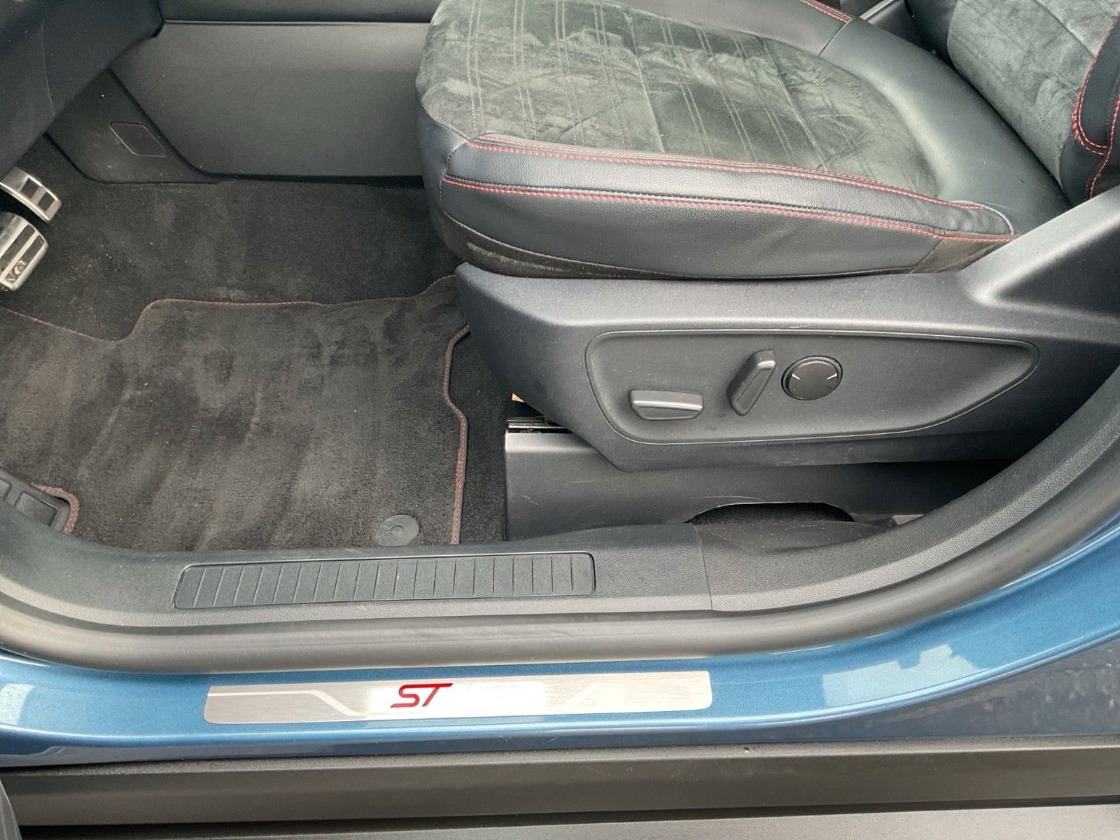 Fahrzeugabbildung Ford Kuga PHEV ST-Line X+ACC+el.AHK+Pano+20"+...